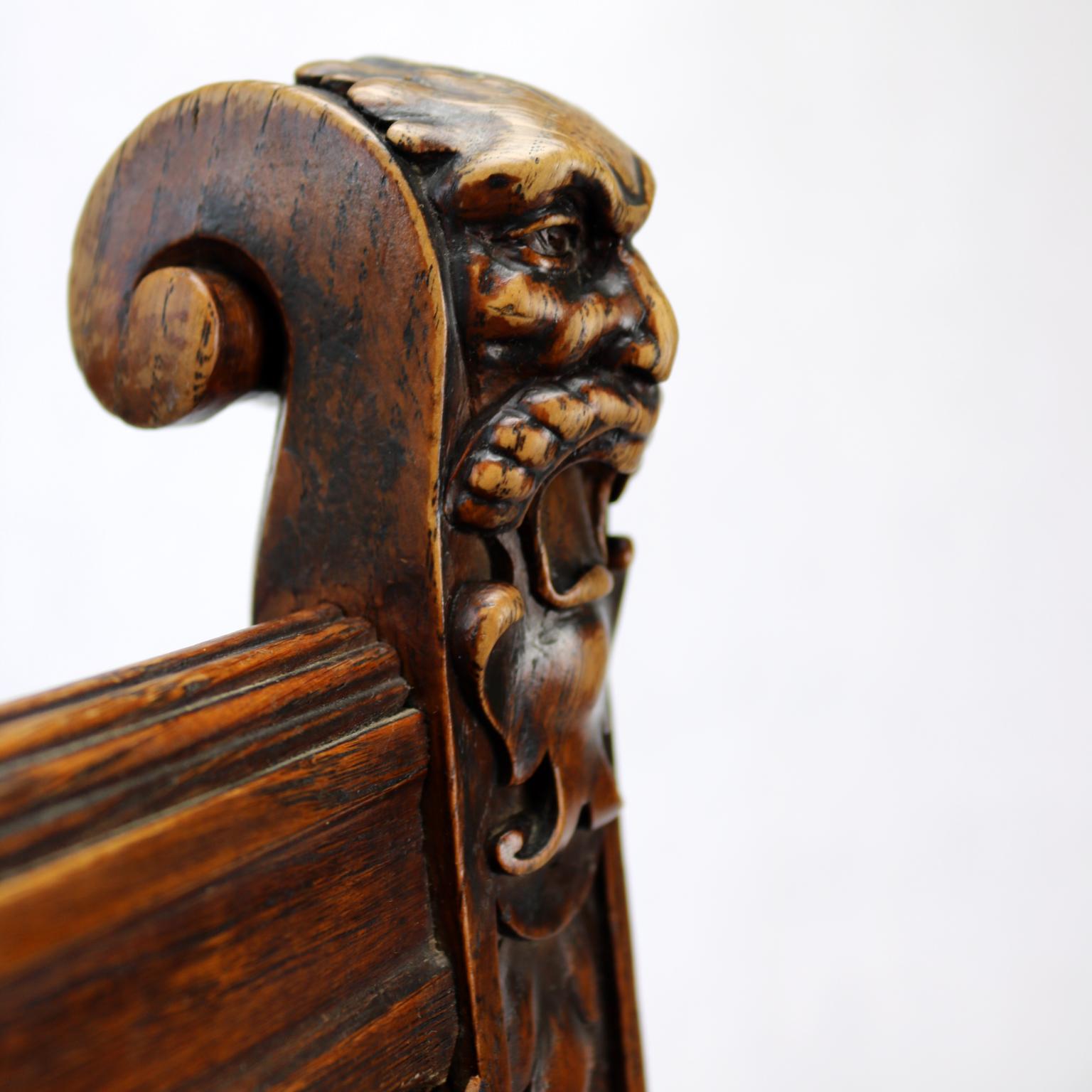 Cuir Chaise néo-Renaissance sculptée à la main avec cuir embossé 19ème siècle en vente