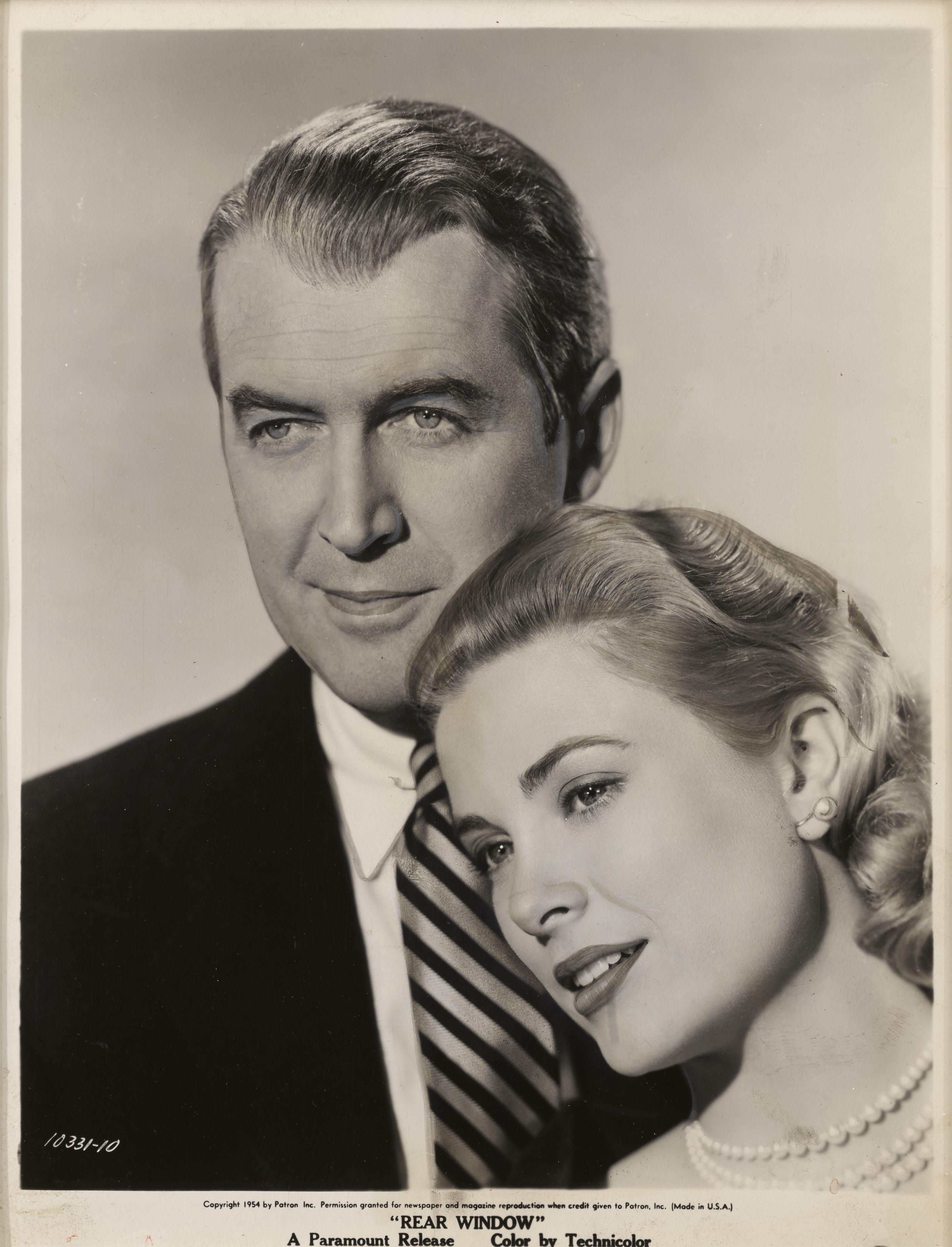 Fotograma original de producción del thriller de Alfred Hitchcock La ventana indiscreta (1954).
Esta película fue protagonizada por James Stewart y Grace Kelly.
Esta pieza está enmarcada en un marco de madera de sapeli con monturas de cartón sin
