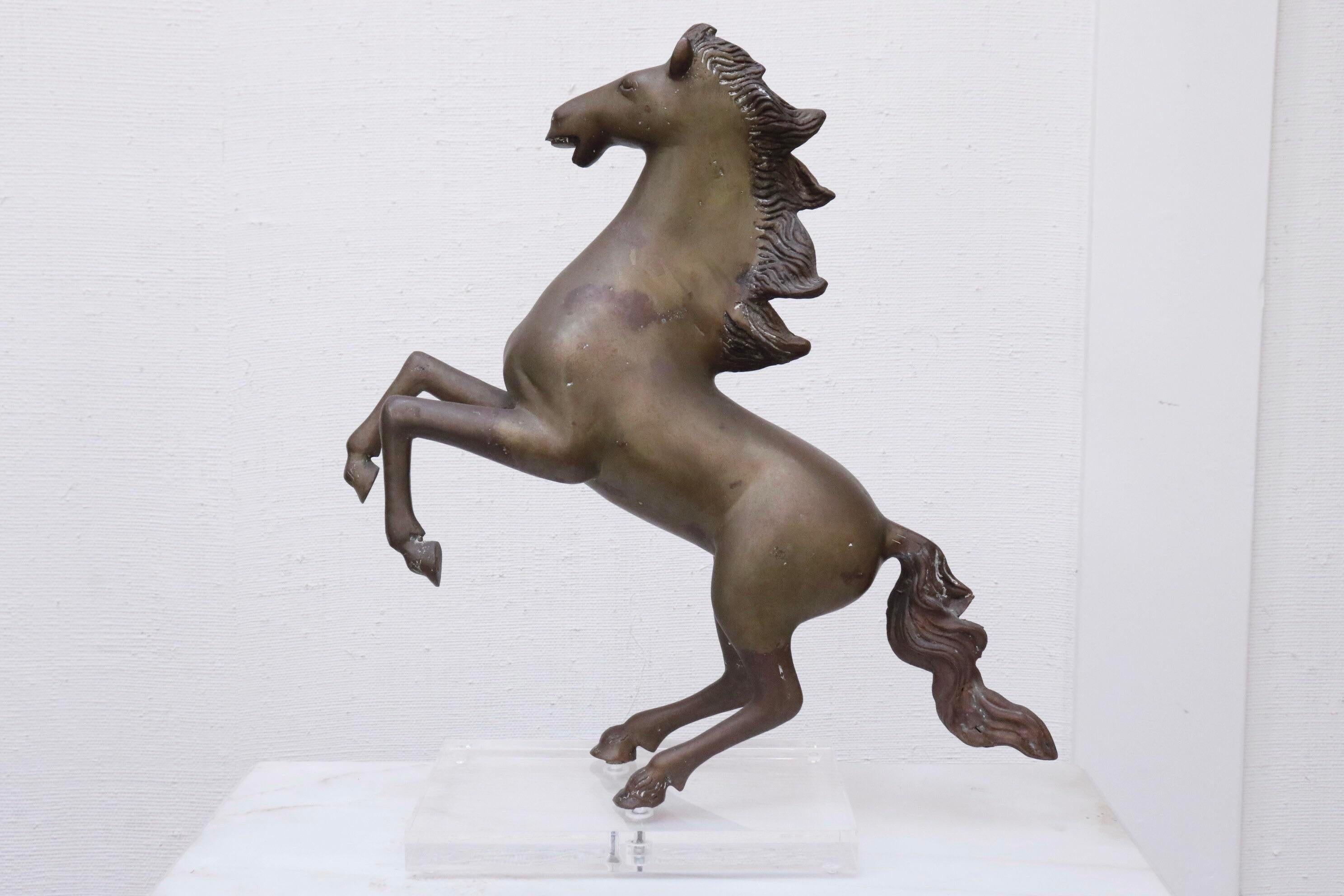 Skulptur eines sich aufbäumenden Pferdes aus Messing auf Lucite im Angebot 6