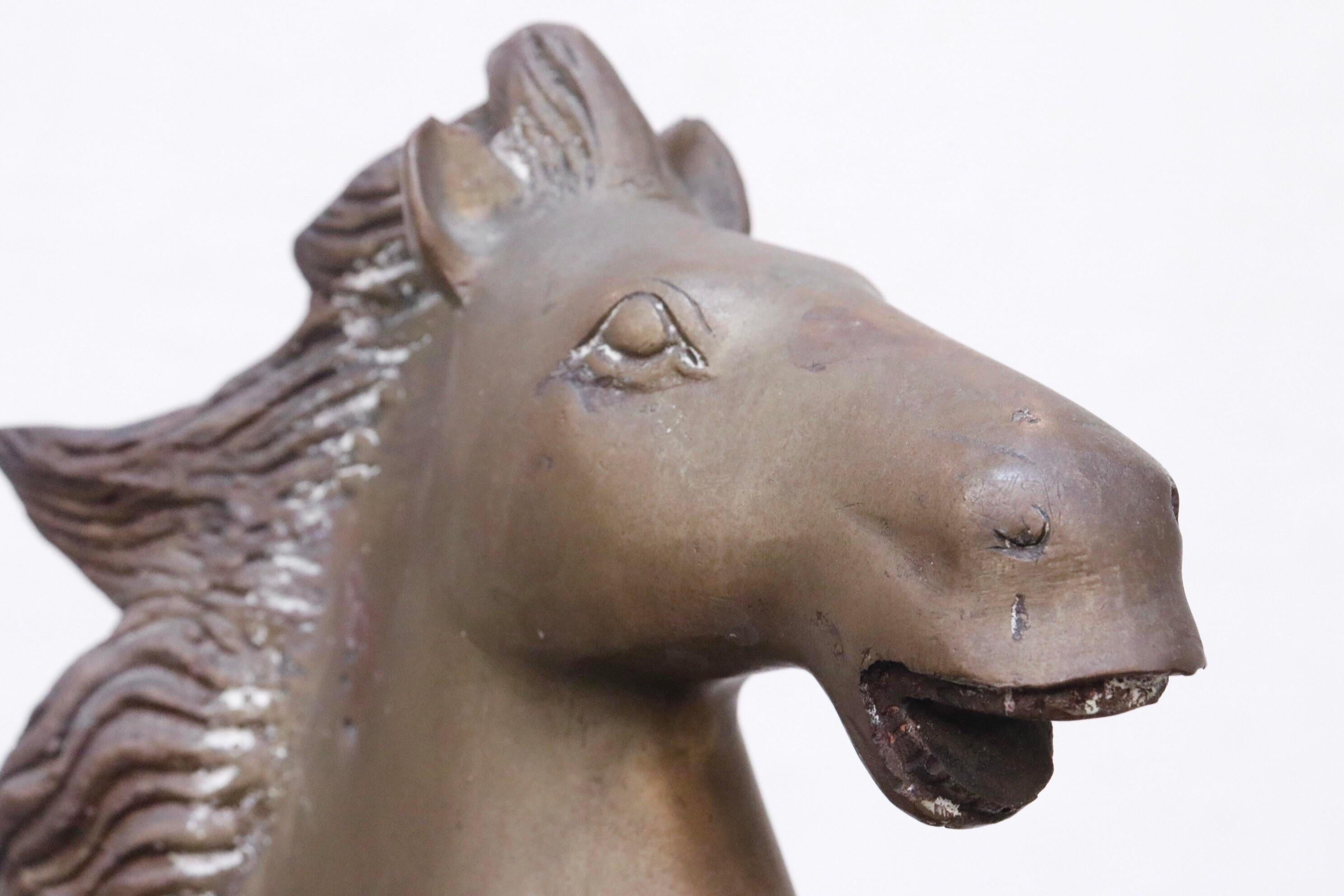 Skulptur eines sich aufbäumenden Pferdes aus Messing auf Lucite im Angebot 1