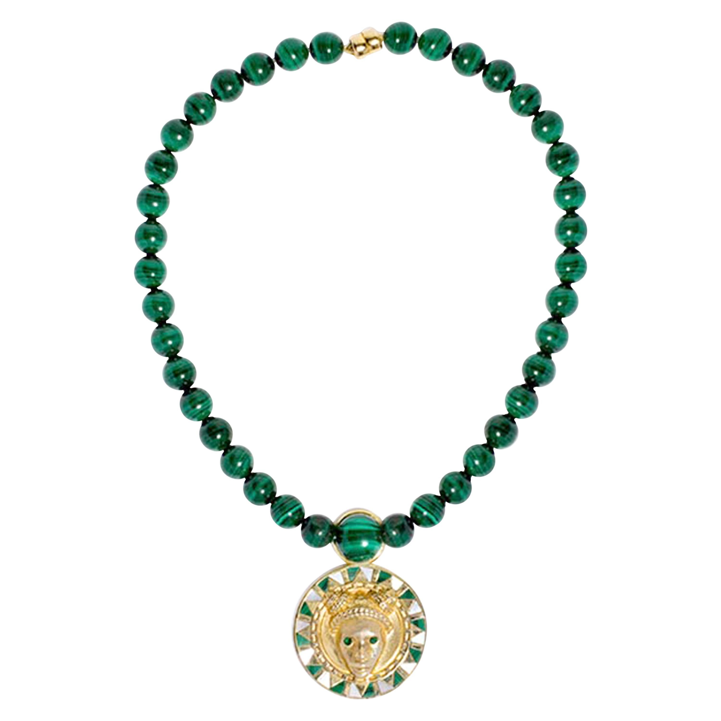 Pendentif Reava en or 18 carats avec nacre et malachite en vente