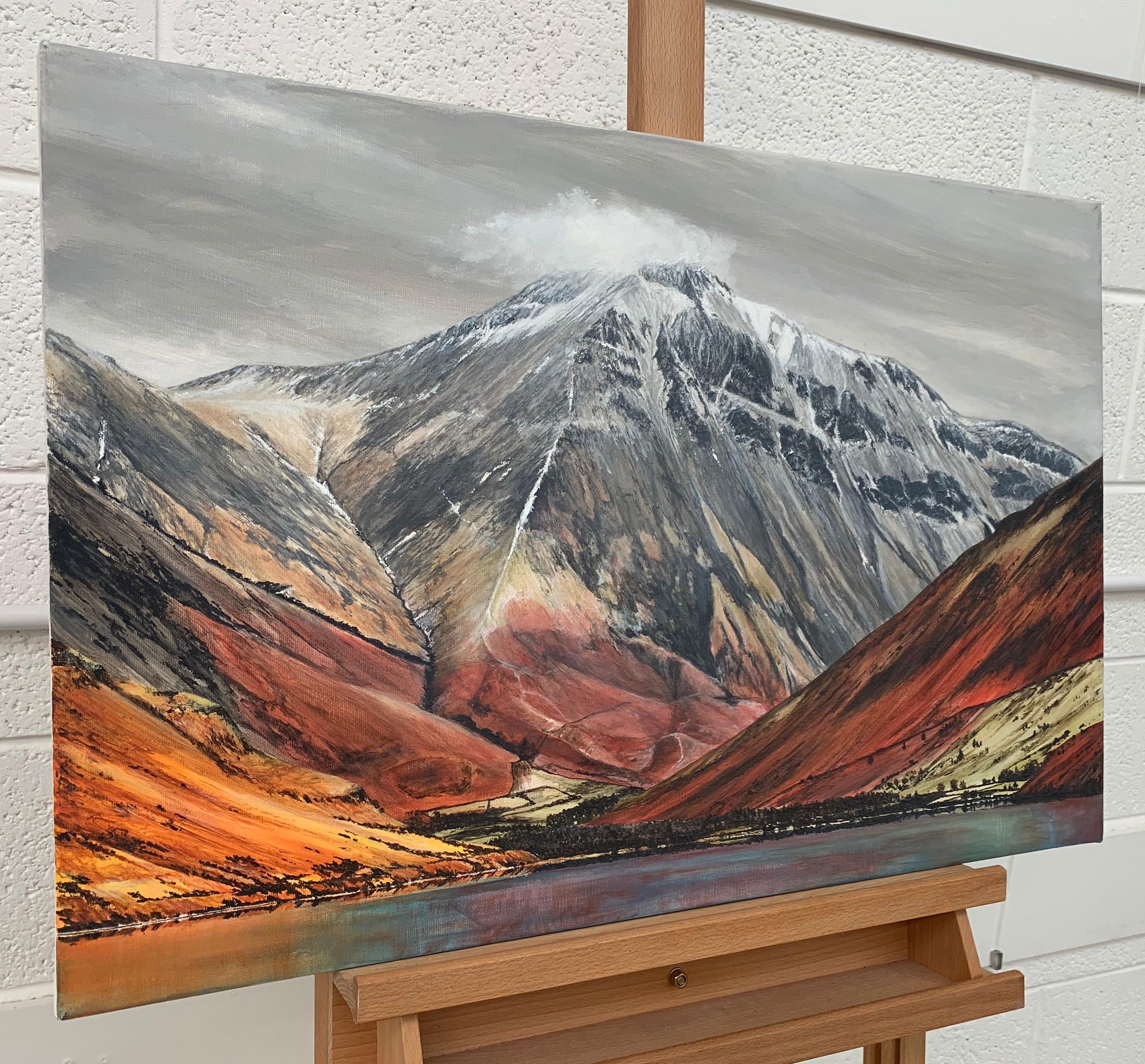 Mountain Landscape Painting of Great Gable in the English Lake District der britischen zeitgenössischen Künstlerin Rebecca Ann Wilmer. Rebecca wurde 1979 in Lancashire geboren und malte und zeichnete während ihres Schullebens Landschaften. Sie