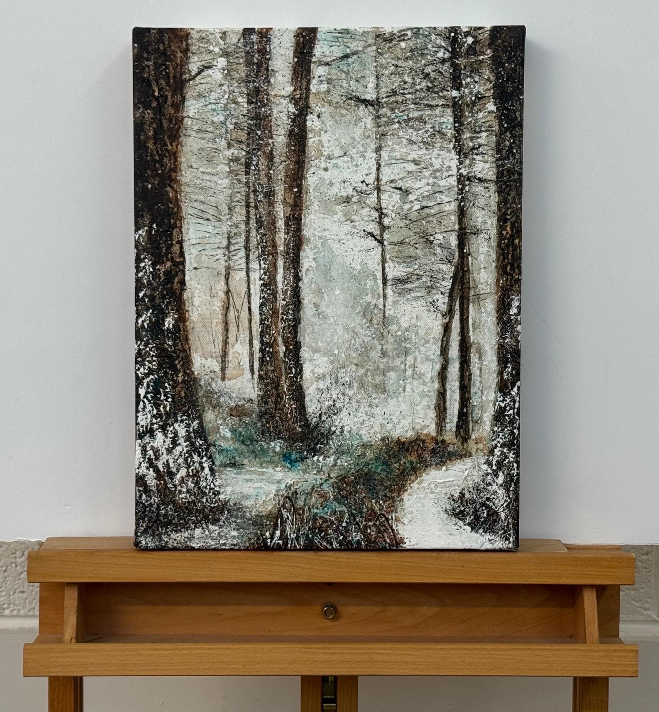 Winterwald-Impasto-Gemälde von England im Schnee von einem britischen zeitgenössischen Künstler

Kunst misst 12 x 16 Zoll

Diese stimmungsvolle Waldszene fängt die eindringliche Stille des Atems des Winters ein - eine gefrorene Stille zwischen den