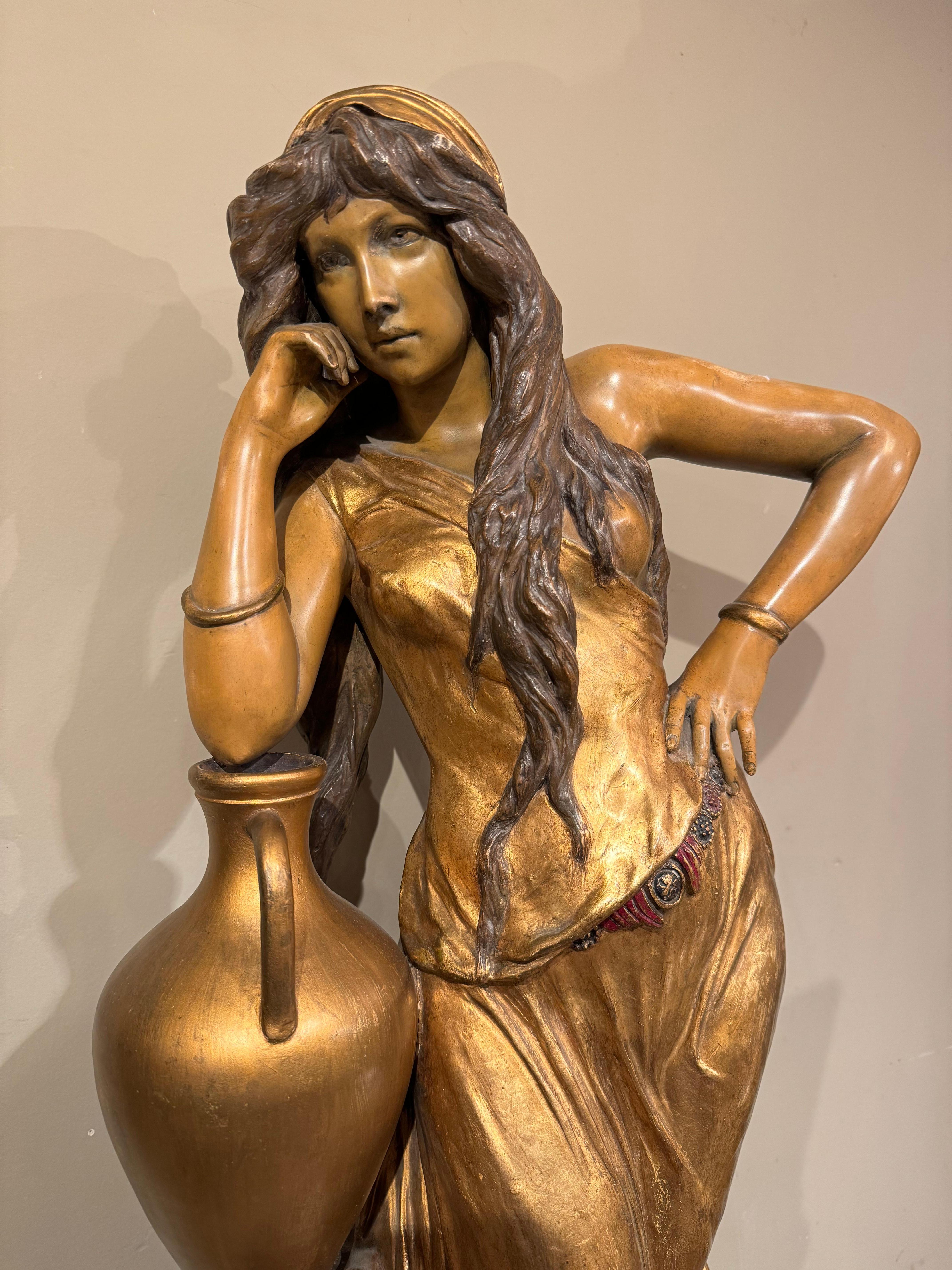 Rebecca am Brunnen, vergoldete Terrakotta, Goldscheider, 1903 (Art nouveau) im Angebot