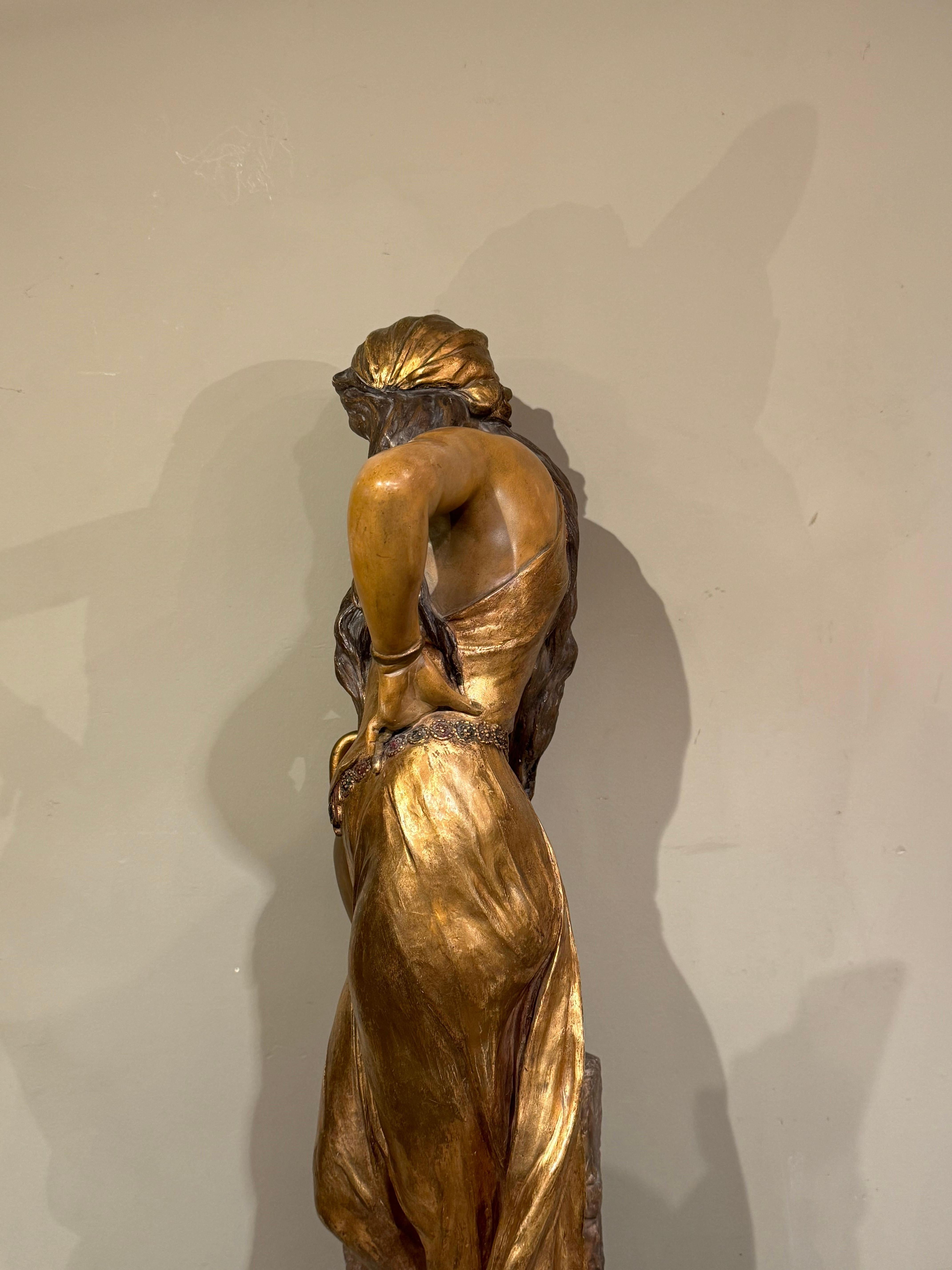 Rebecca am Brunnen, vergoldete Terrakotta, Goldscheider, 1903 (Vergoldet) im Angebot
