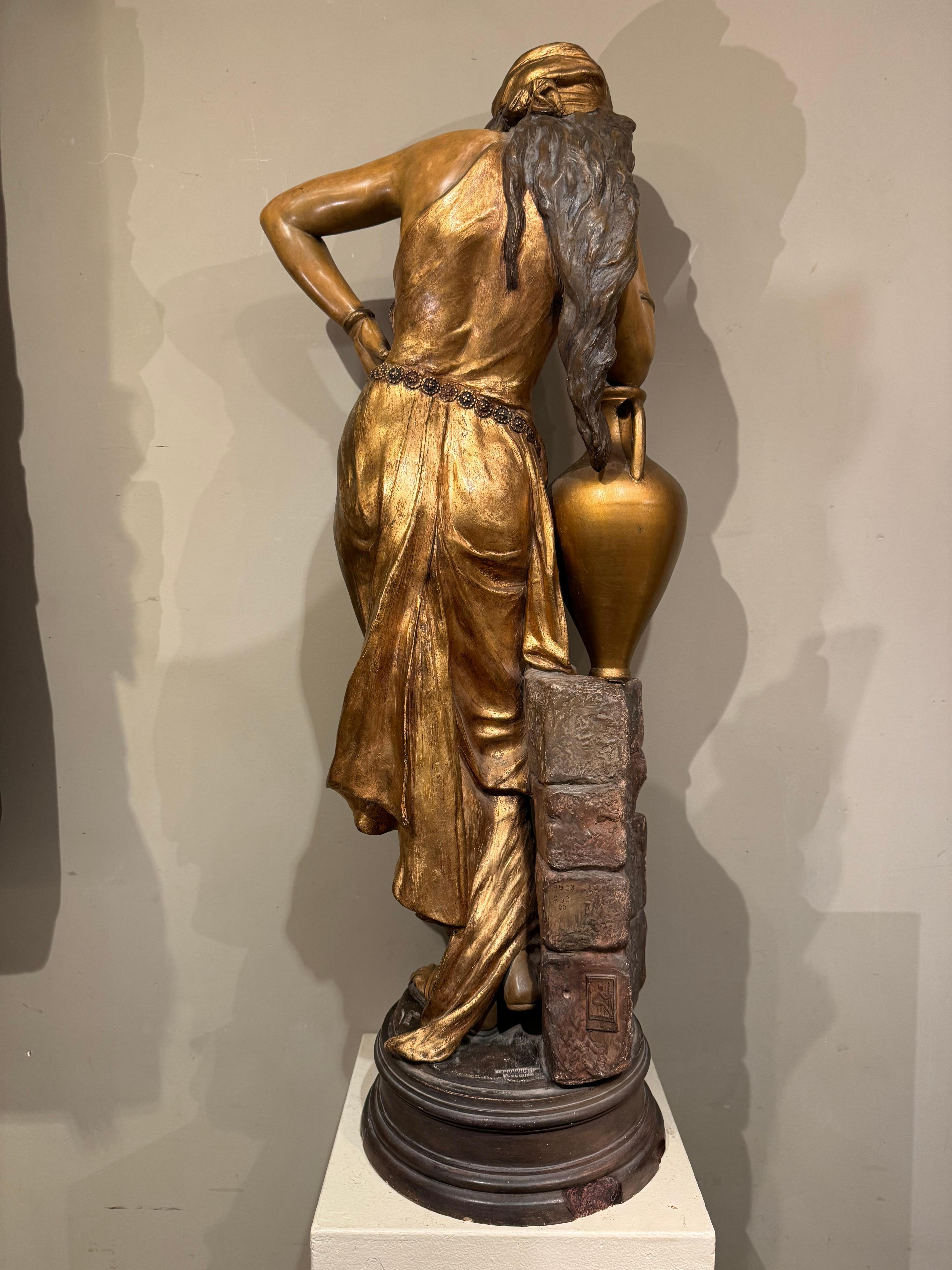 Rebecca am Brunnen, vergoldete Terrakotta, Goldscheider, 1903 im Zustand „Gut“ im Angebot in PARIS, FR