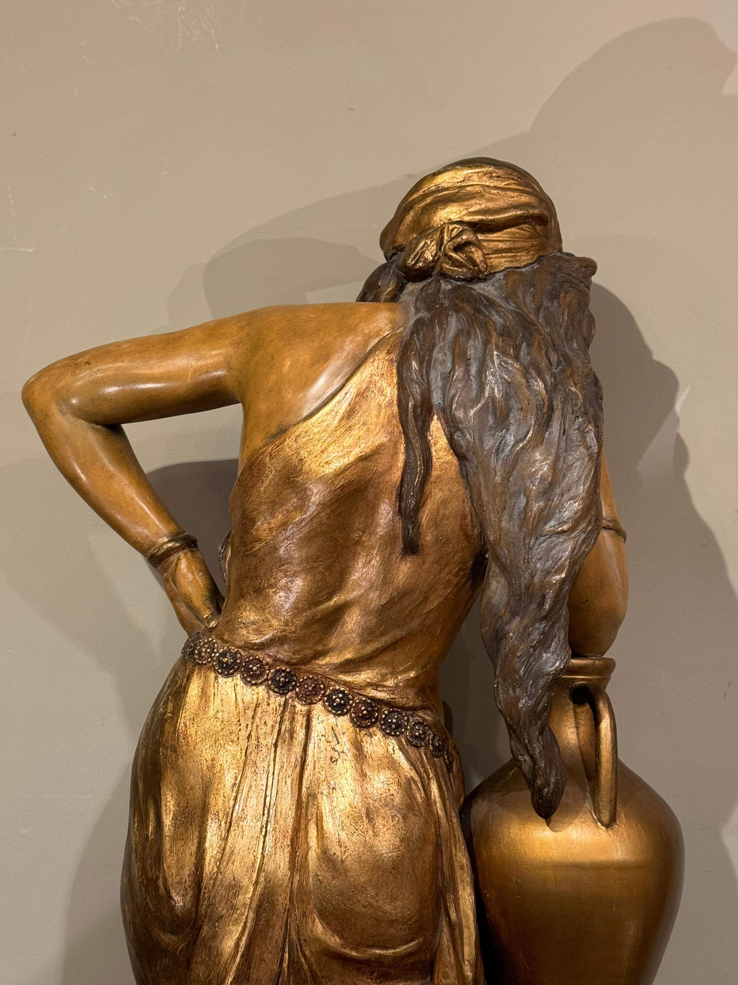 Rebecca am Brunnen, vergoldete Terrakotta, Goldscheider, 1903 (20. Jahrhundert) im Angebot