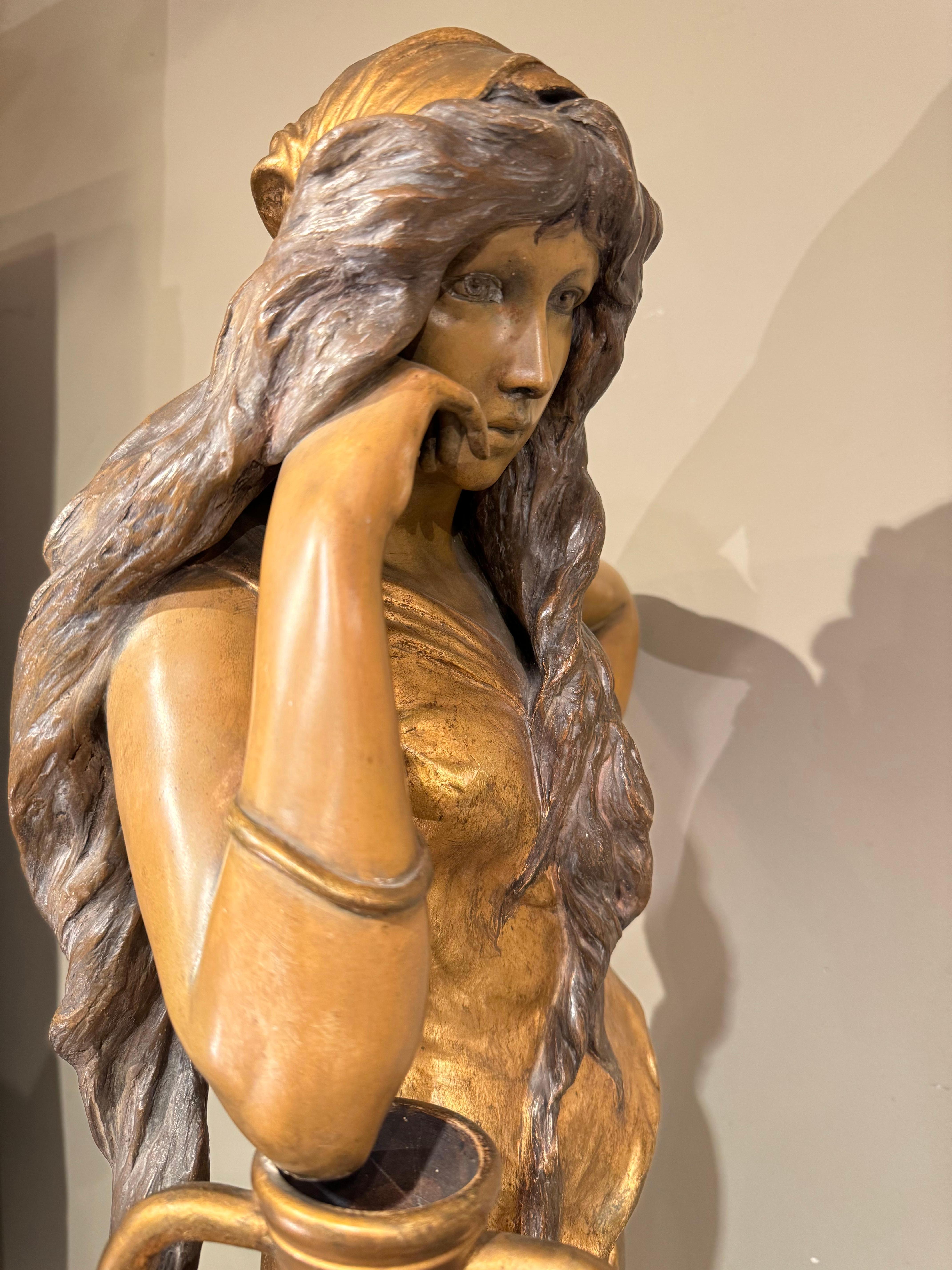 Rebecca am Brunnen, vergoldete Terrakotta, Goldscheider, 1903 im Angebot 2