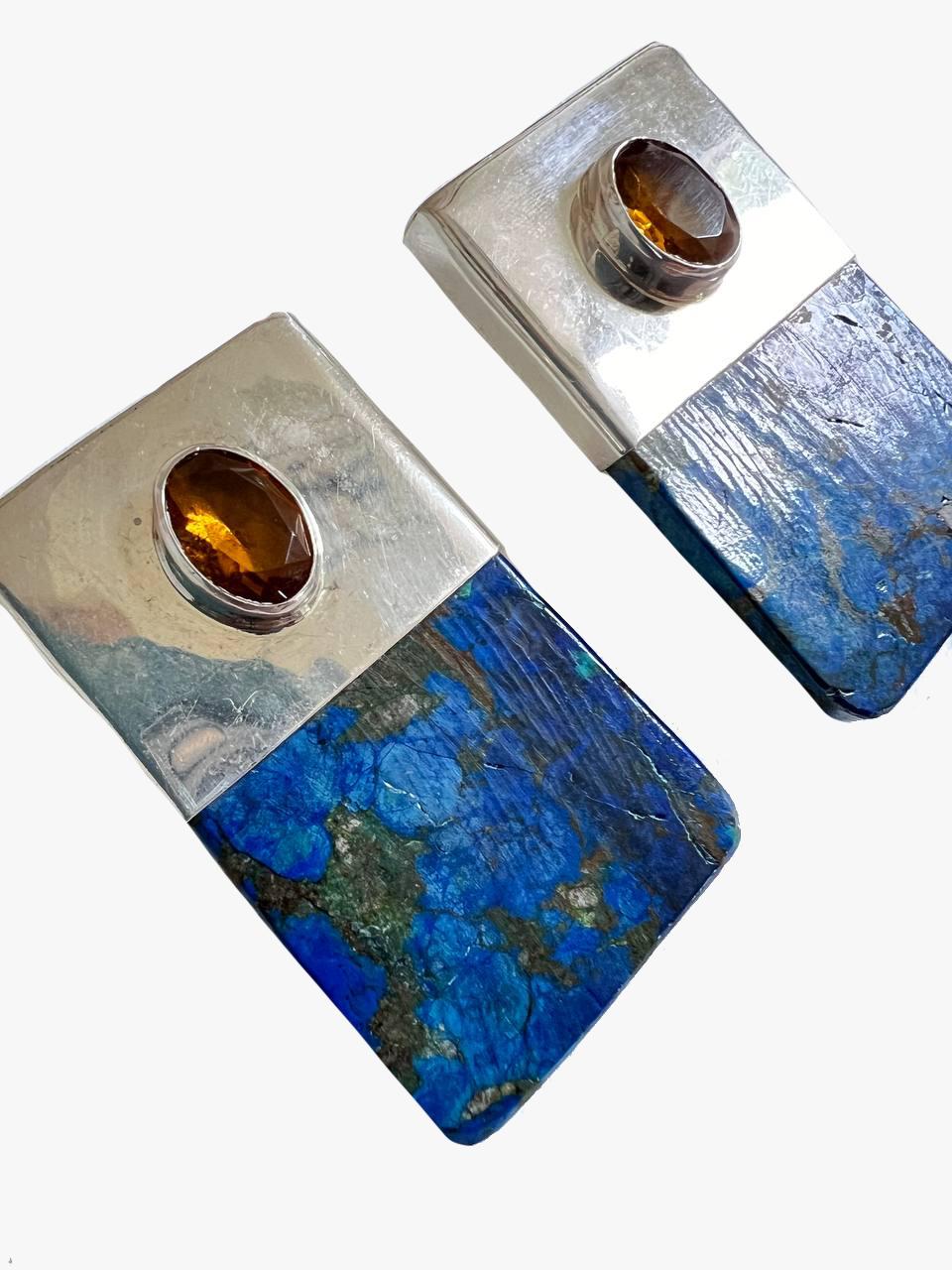 Rebecca Collins Azurite & Glass Clip-On Earrings

Made of sterling silver, featuring carved & rectangular azurites & glass

Length: 2.25″

Width: 1.25″

Marks: Sterling, Designer Signature

Condition – very good, moderate scratches and wear
