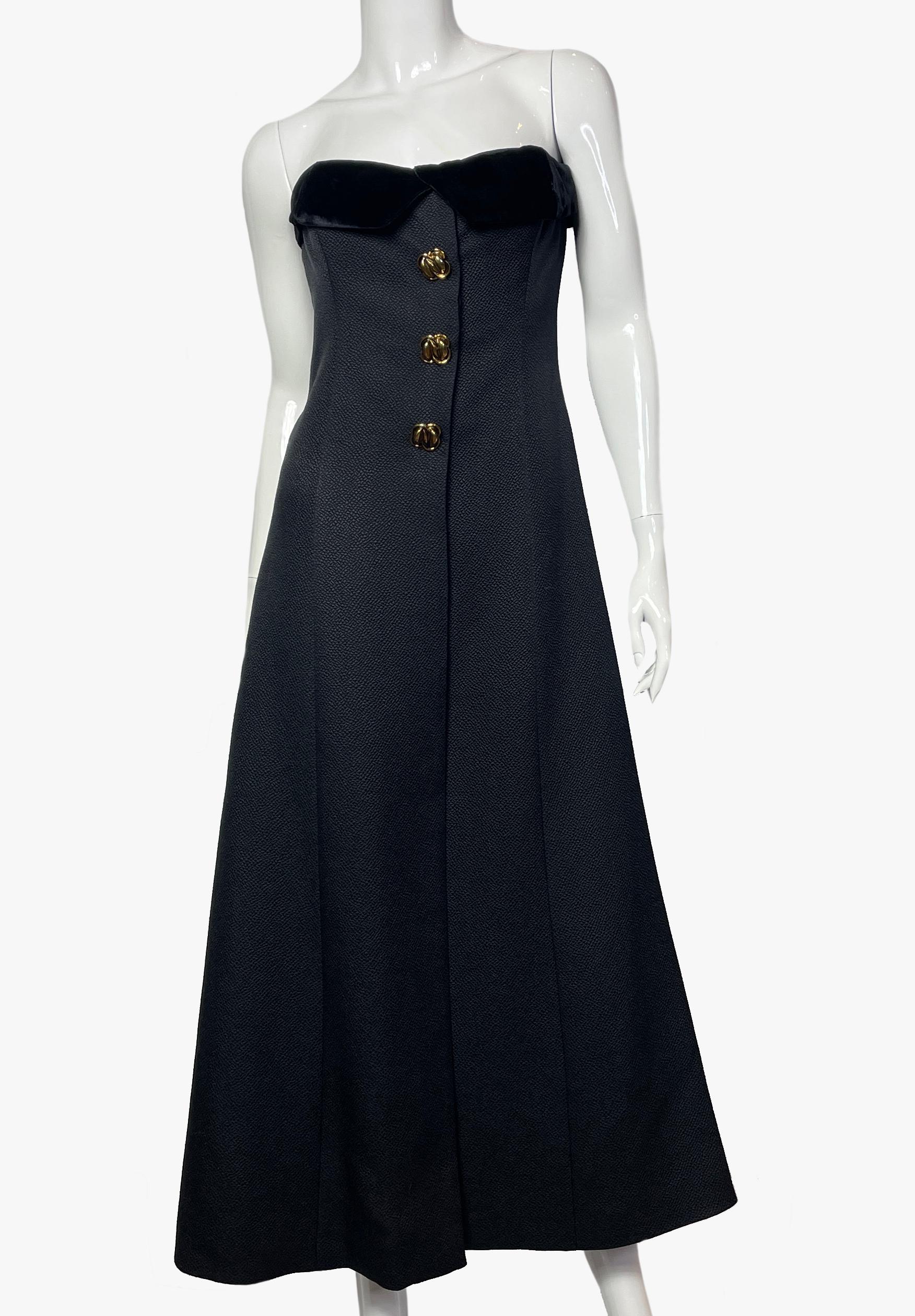 Splendido abito vintage a bustier con inserto in velluto e bottoni d'accento di Rebecca De Ravenel. 
Periodo: anni '70
Tessuto - 88% seta, 12% lana
Taglia - 6 (M)
Lunghezza - 116 cm / 45,6