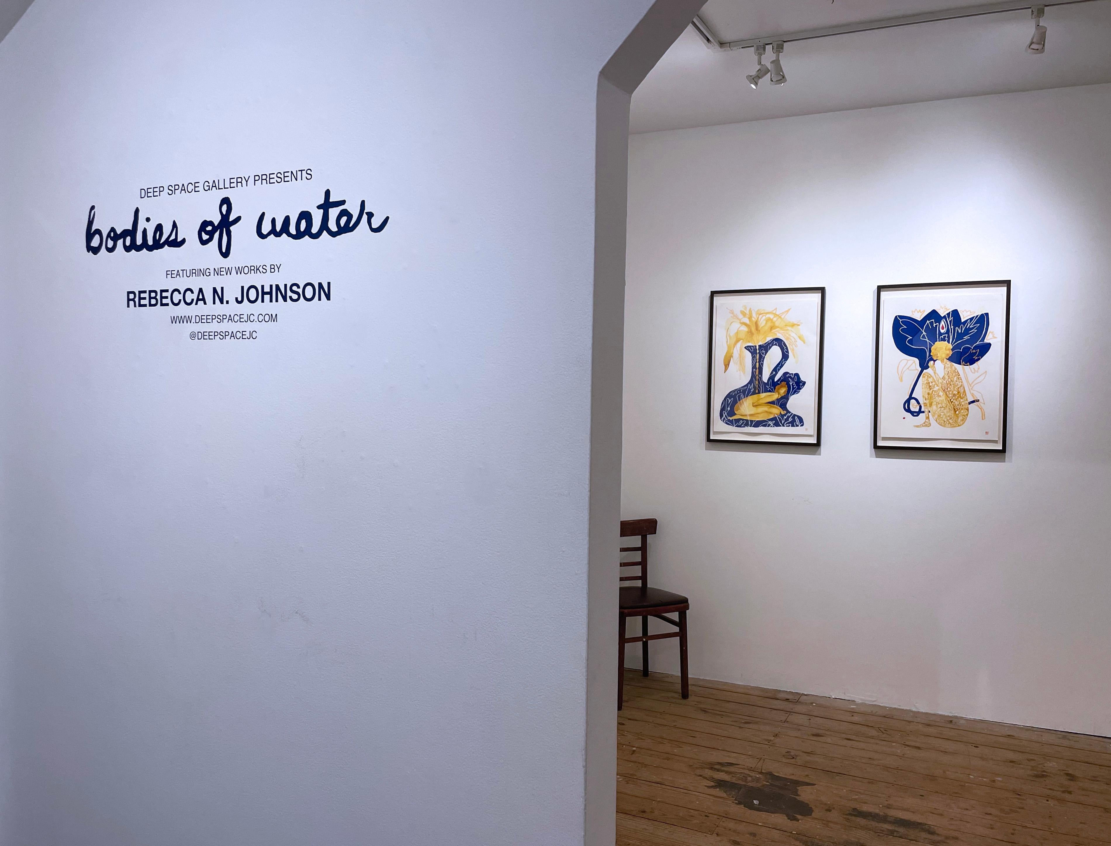 Take With Water, 2021, figure féminine, vase et plantes, peinture bleue et dorée en vente 2