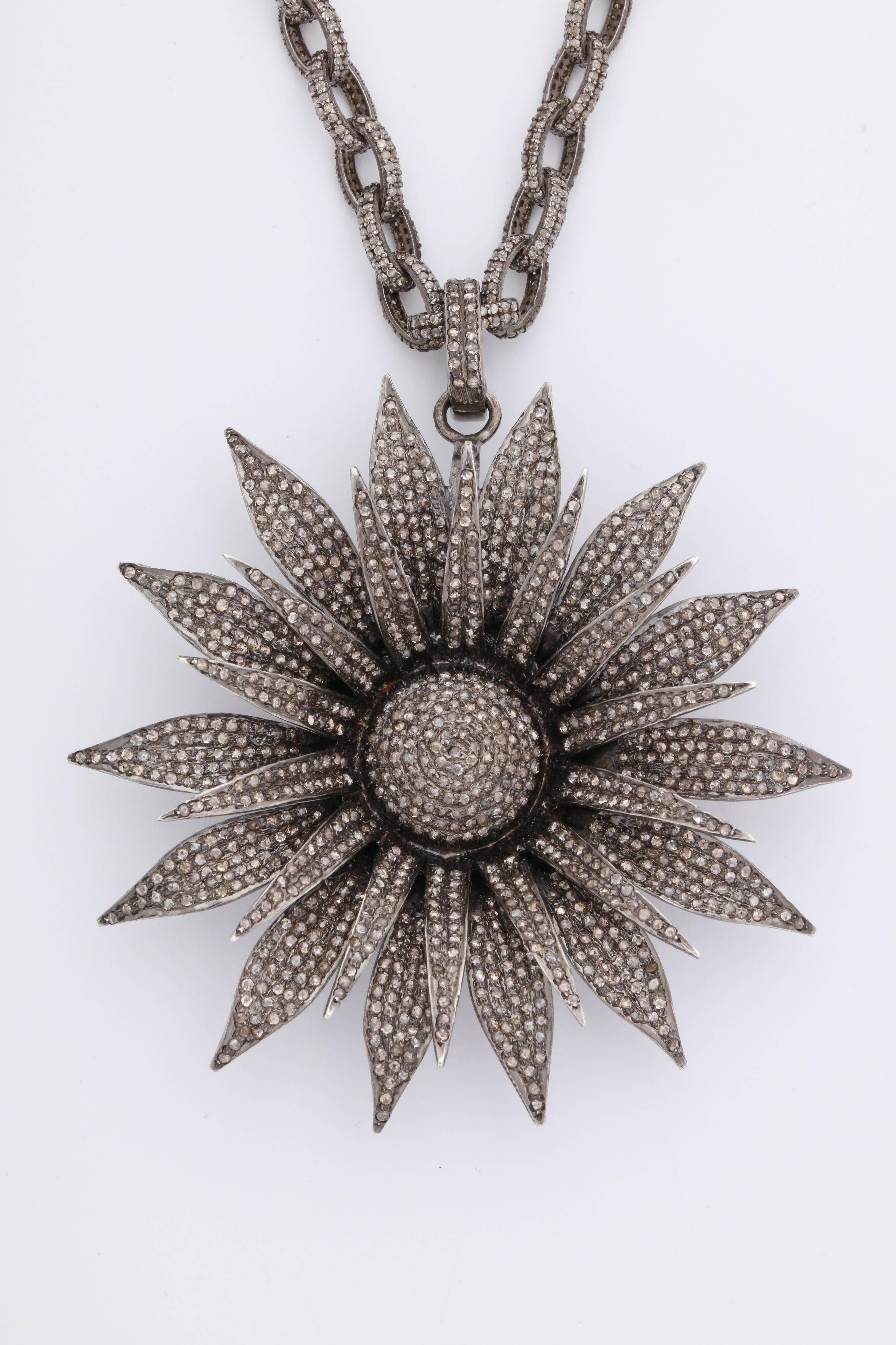Diamond Daisy Necklace In New Condition For Sale In Fifth Avenue, NY