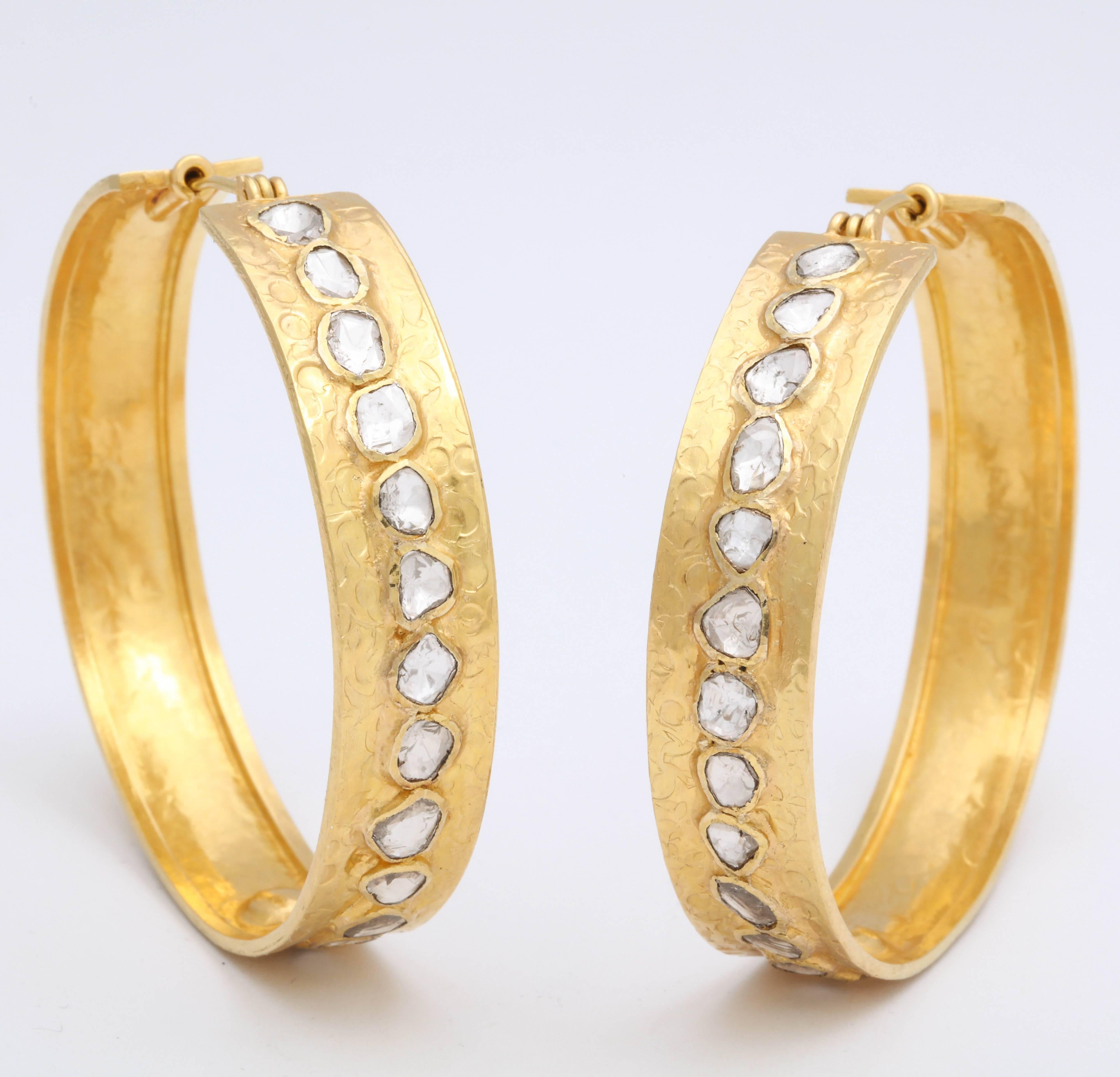A pair of 18kt yellow gold and portrait diamond hoops. There are 28 diamonds weighing approximately 4.12cts.
Height: 1.95 inches
Width: 2.25 inches