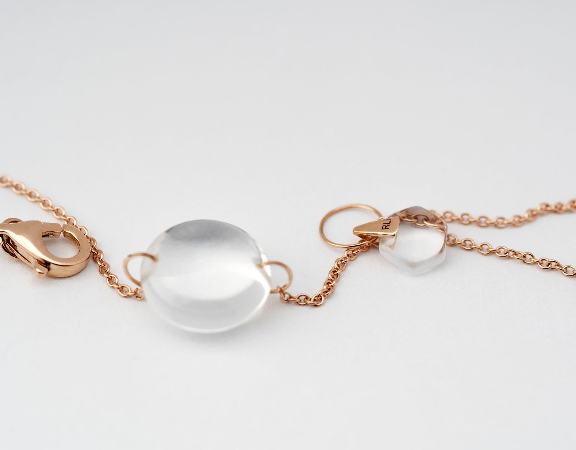 Rebecca Li entwirft Achtsamkeit. 

Dieses minimalistische, moderne Armband ist aus ihrer Crystal Links Collection. Inspiriert von der heiligen Geometrie, soll sie uns an unsere innere Kraft erinnern. 
Es geschehen Wunder.

Natürlicher Bergkristall