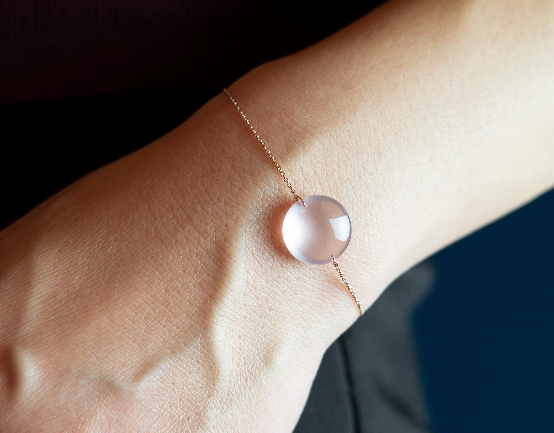 Rebecca Li entwirft Achtsamkeit. 

Dieses minimalistische, moderne Armband ist aus ihrer Crystal Links Collection. Inspiriert von der heiligen Geometrie, soll sie uns an unsere innere Kraft erinnern. 
Es geschehen Wunder.

Rosenquarz bedeutet Liebe