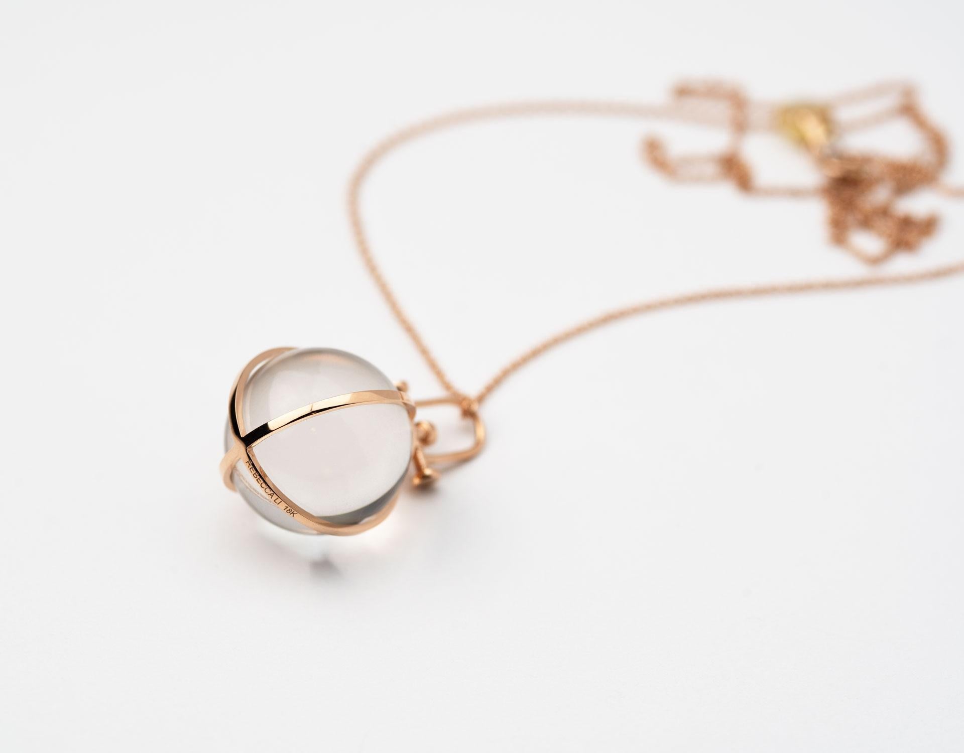 Rebecca Li conçoit Mindfulness. 
Ce collier fait partie de sa collection Crystal Orb.
Inspiré des anciens orbes de cristal, il est conçu pour nous rappeler notre propre pouvoir magique.

Le cristal de roche naturel est synonyme de positivité, de