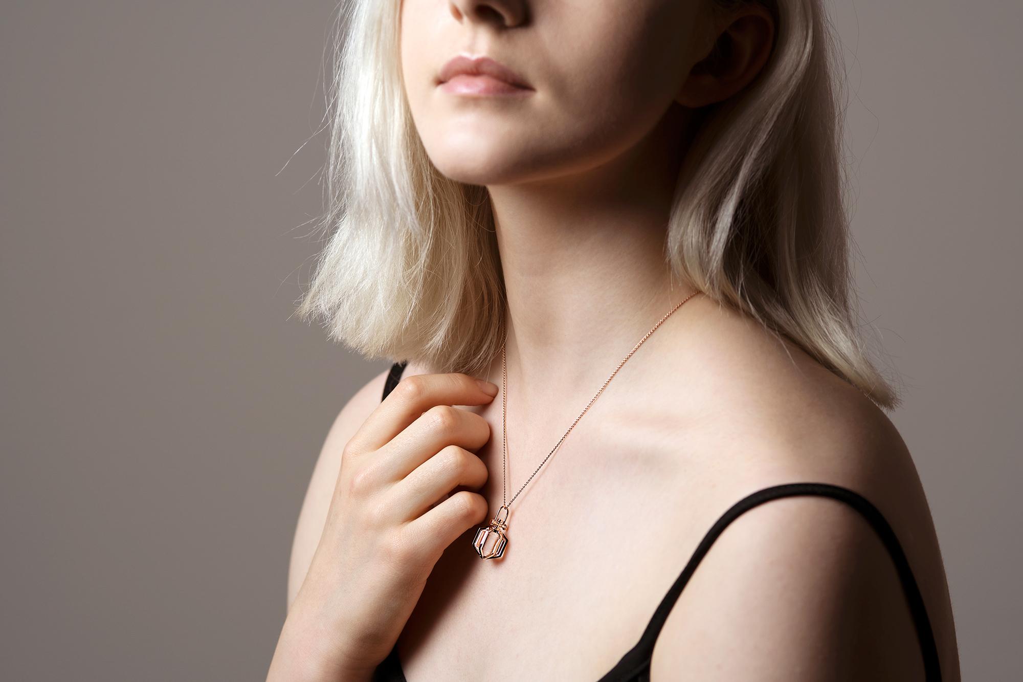 Romain classique Rebecca Li Collier Talisman Six Senses en or 18 carats avec grand cristal de roche naturel en vente