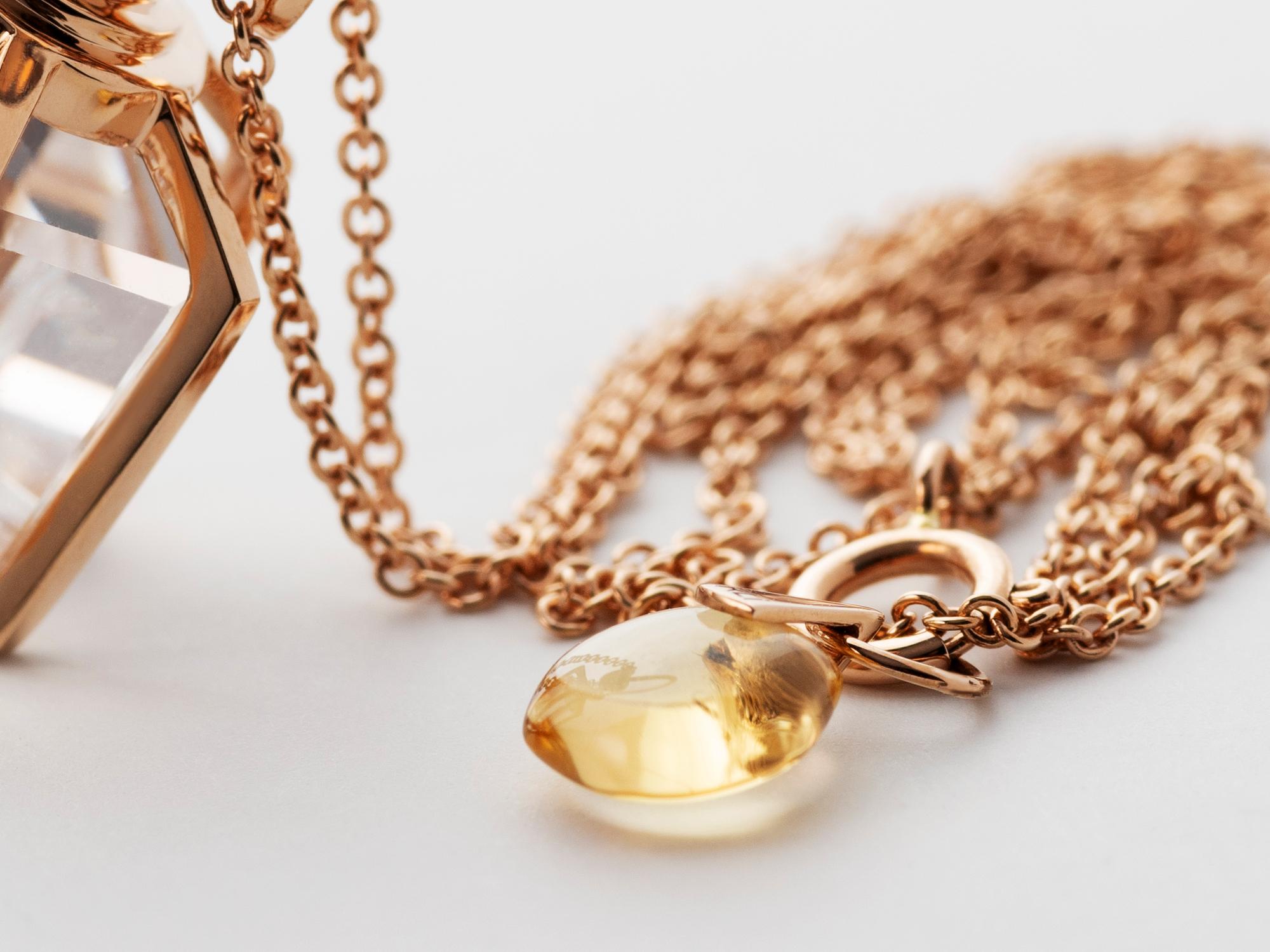 Rebecca Li Sechs Sinne Talisman-Halskette 18 Karat Gold Großer natürlicher Bergkristall (Hexagonschliff) im Angebot