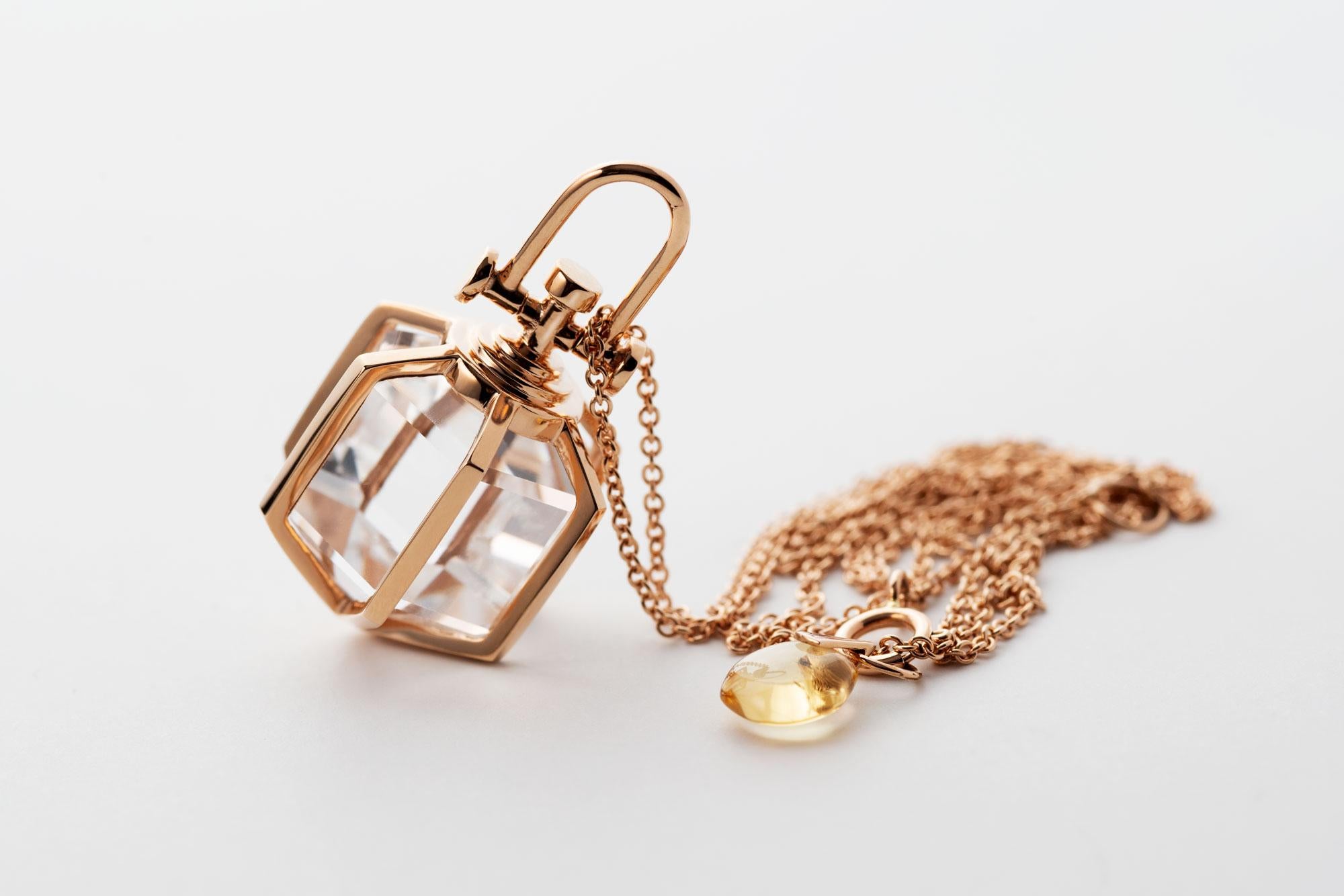 Rebecca Li Sechs Sinne Talisman-Halskette 18 Karat Gold Großer natürlicher Bergkristall für Damen oder Herren im Angebot