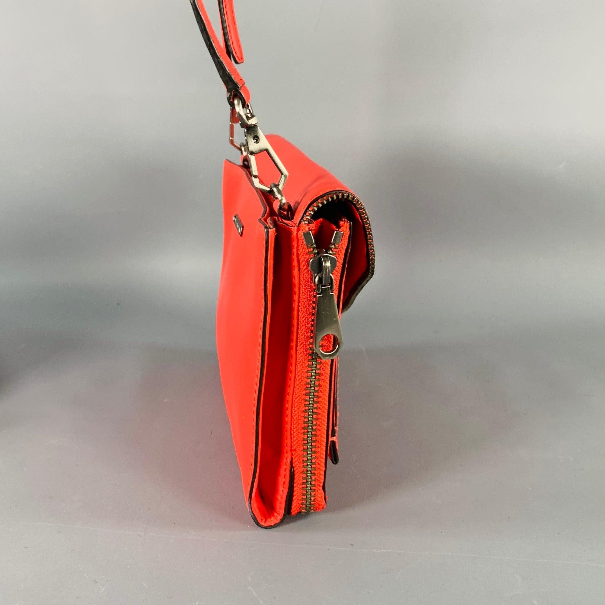 Bolso REBECCA MINKOFF
en piel roja, con forma de sobre con cremallera, asa bandolera extraíble y cierre de imán. Viene con una bolsa guardapolvo que hace juego con el forro de la bolsa. 

Medidas: 
  Longitud:8,5 pulgadas Altura: 6,5 pulgadas Caída: