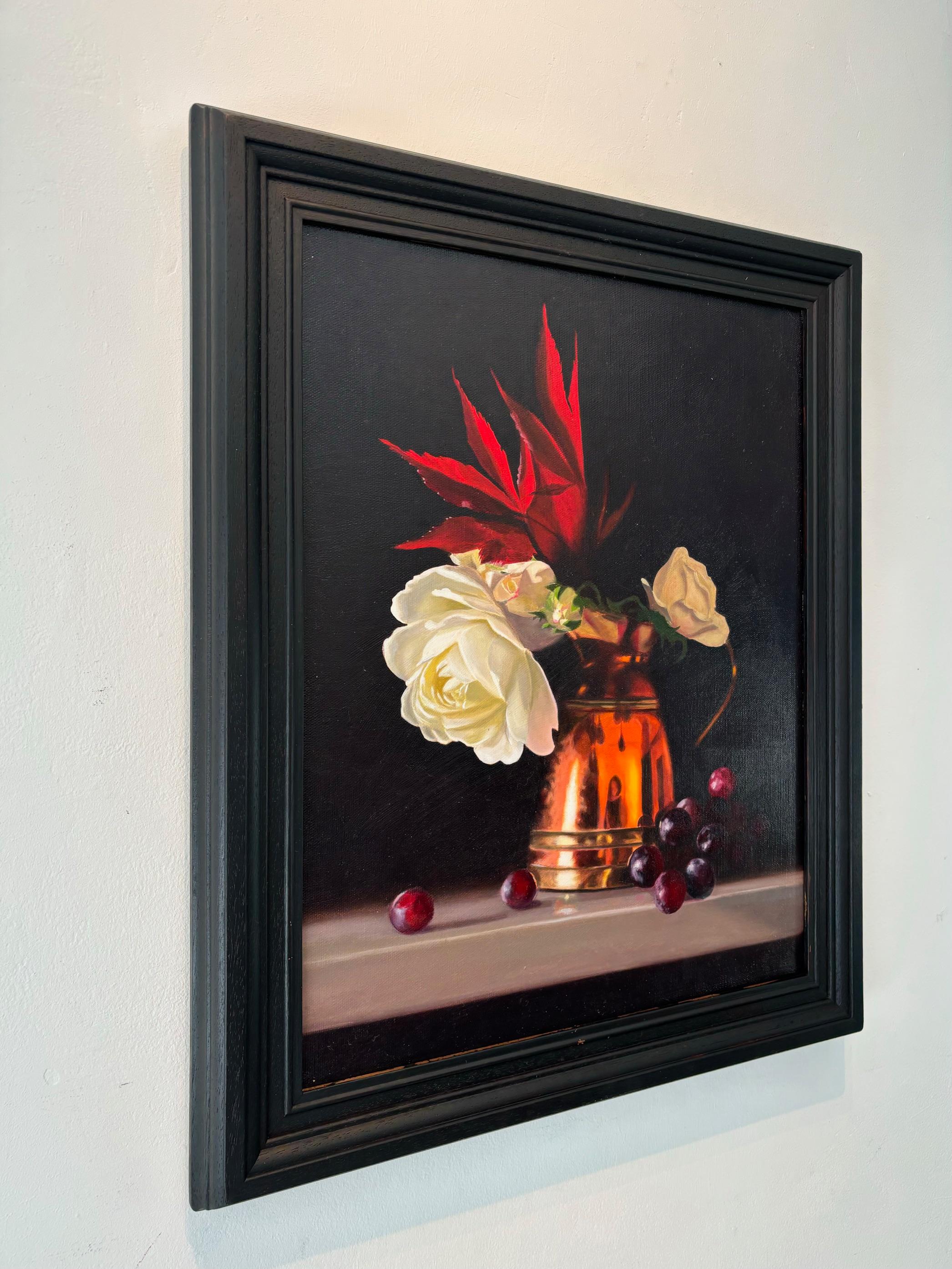 Kupfervase, Rosen und rote Trauben - original realismus malerei - zeitgenössische kunst (Fotorealismus), Painting, von Rebecca Ritchie