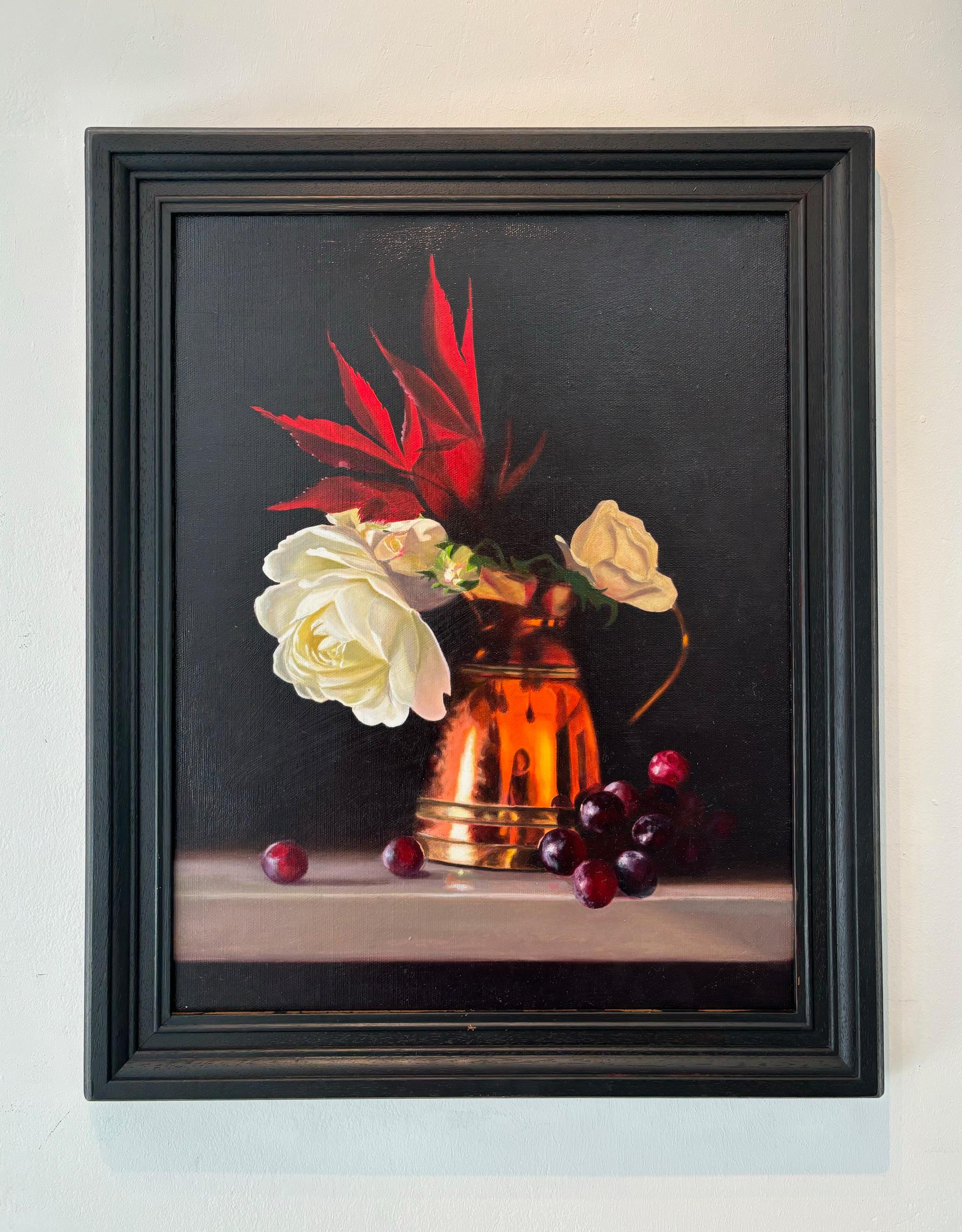Kupfervase, Rosen und rote Trauben - original realismus malerei - zeitgenössische kunst (Schwarz), Still-Life Painting, von Rebecca Ritchie