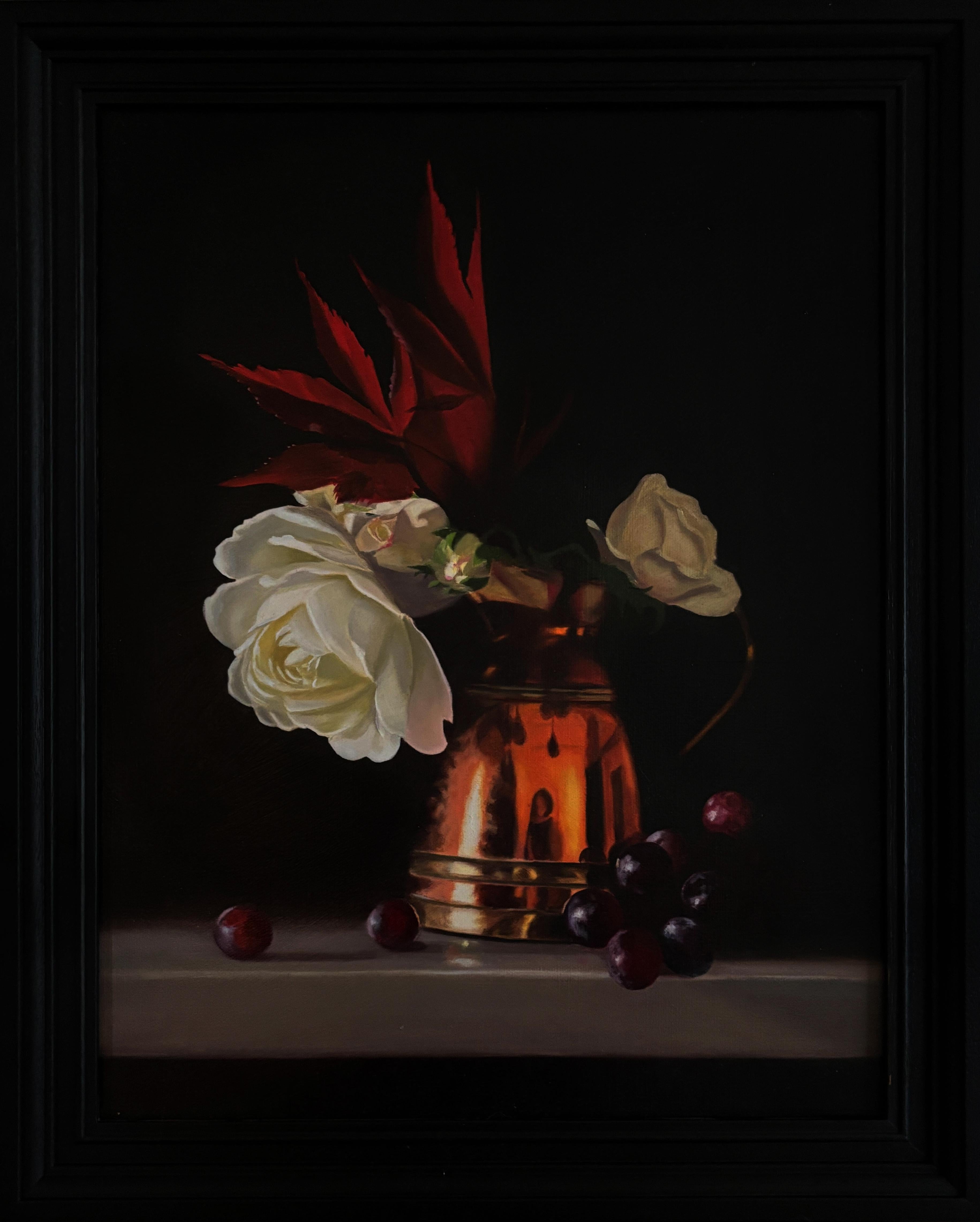 Dieses außergewöhnliche Kunstwerk ist derzeit in der Signet Contemporary Art Gallery und online ausgestellt und zu verkaufen. In Copper Vase, Roses and Red Grapes (Kupfervase, Rosen und rote Trauben) zeigt Rebecca Ritchie ihr außergewöhnliches
