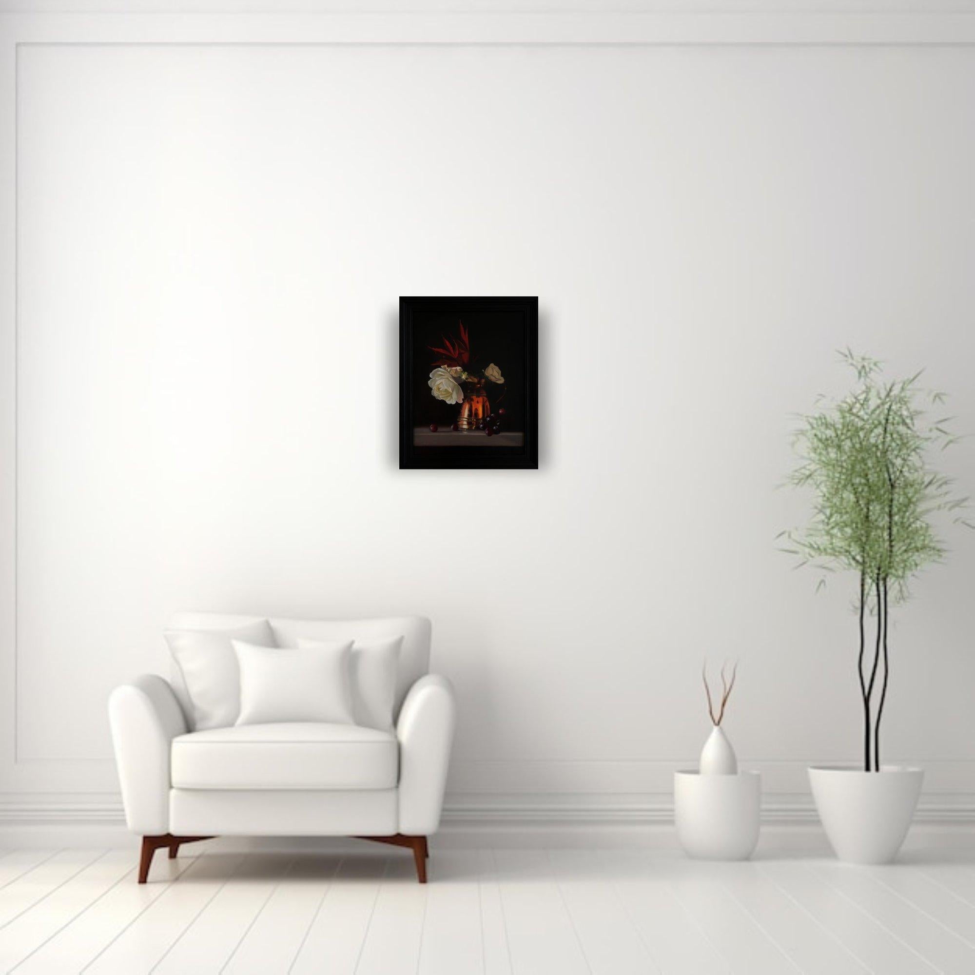 Kupfervase, Rosen und rote Trauben - original realismus malerei - zeitgenössische kunst im Angebot 1