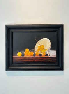 Uvas de moscatel y taza de té - bodegón realismo original - Arte contemporáneo