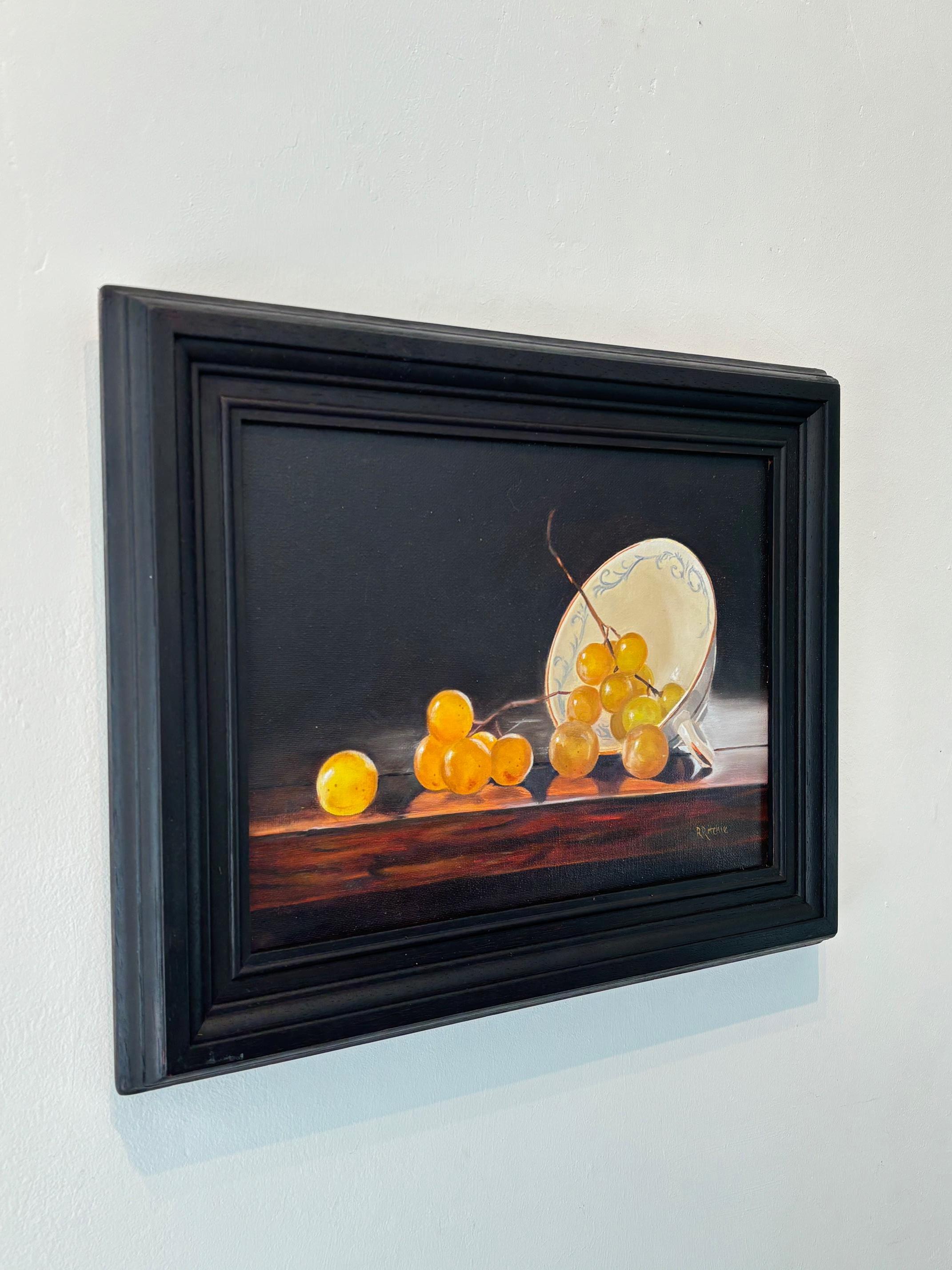 Muskattrauben und Teetasse - original realistisches Stilleben - zeitgenössische Kunst (Fotorealismus), Painting, von Rebecca Ritchie