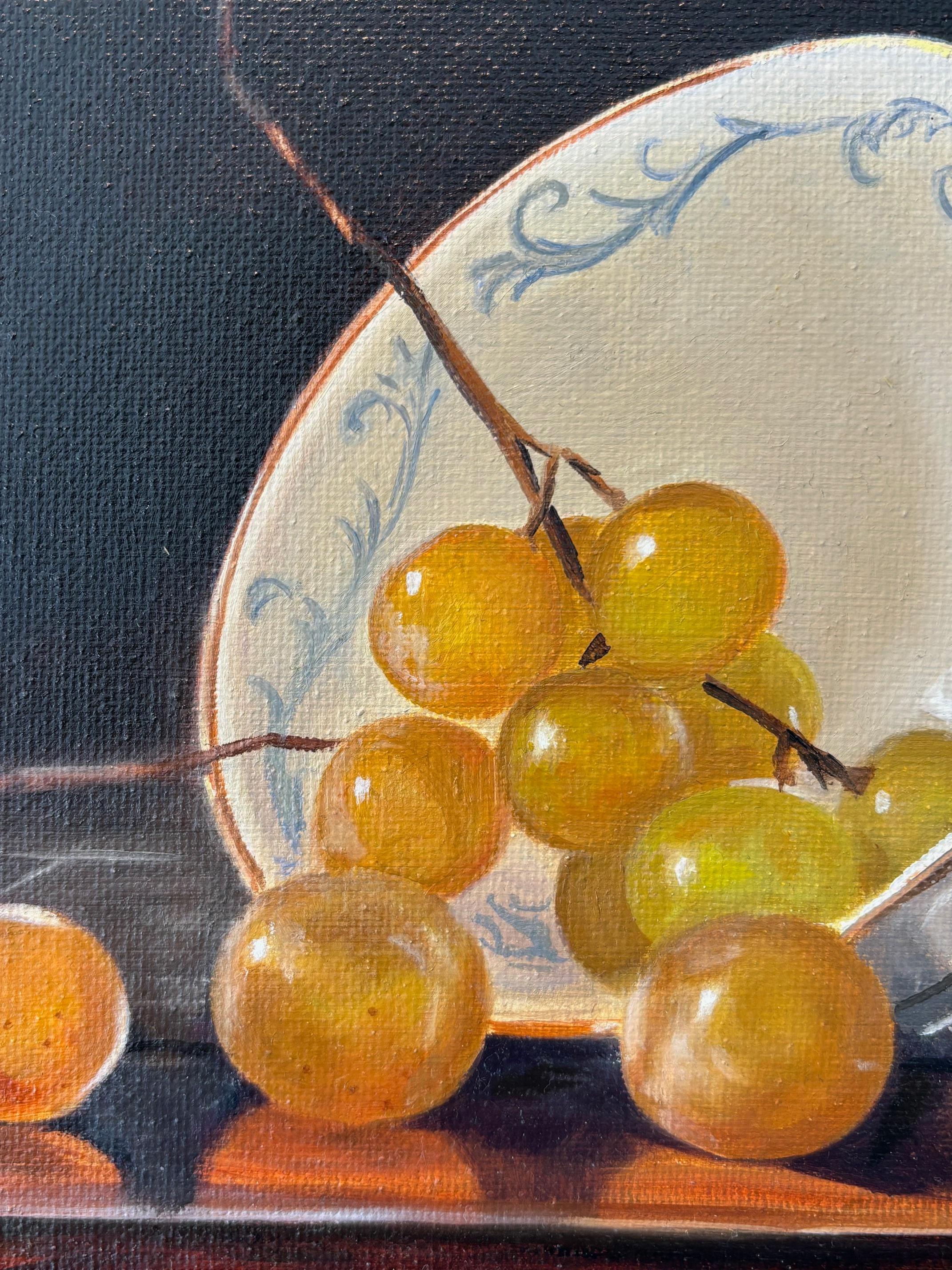 Dieses außergewöhnliche Kunstwerk ist derzeit in der Signet Contemporary Art Gallery und online ausgestellt und zu verkaufen. In Muscat Grapes and Teacup fängt Rebecca Ritchie mit ihrer raffinierten Herangehensweise an den Stillleben-Realismus einen