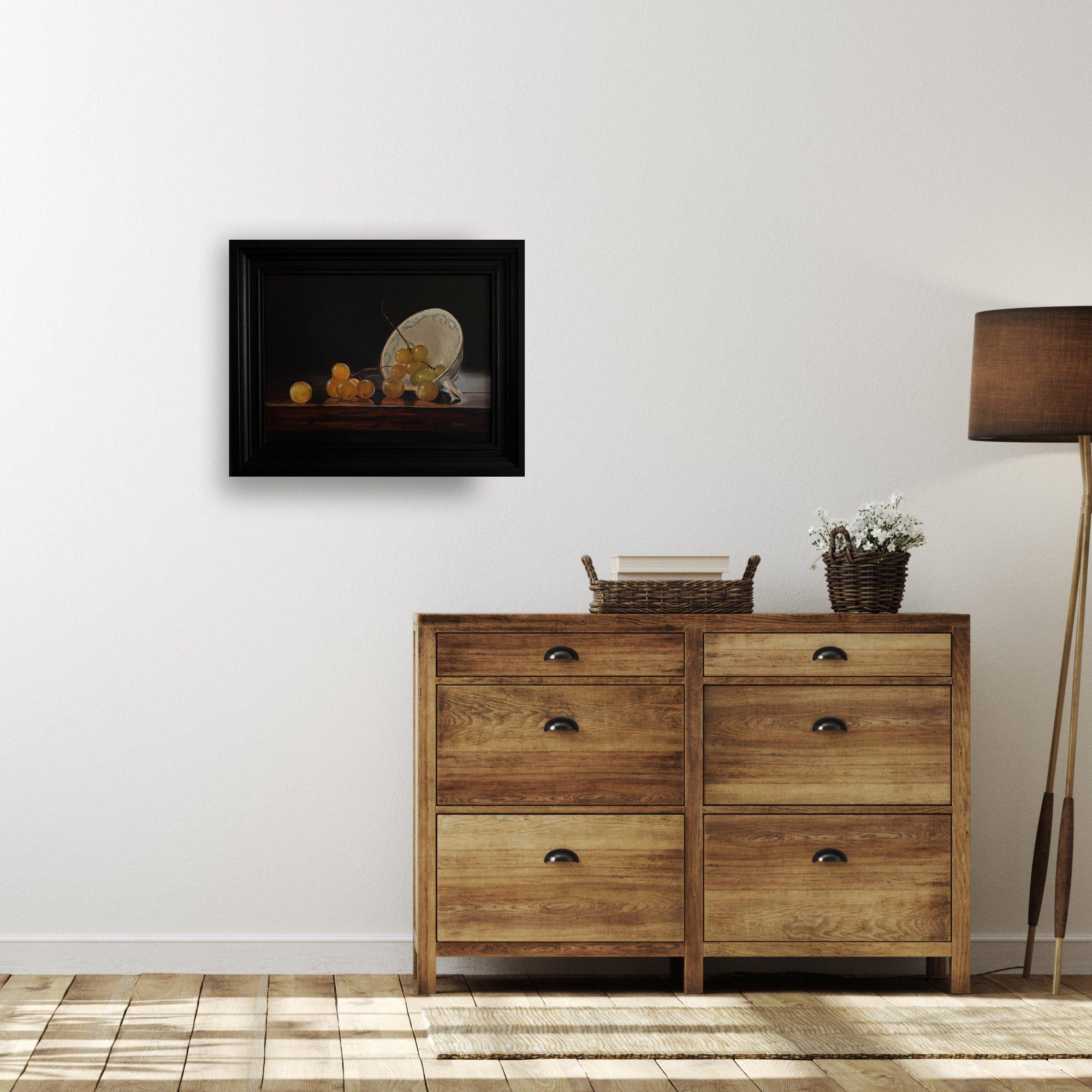 Muskattrauben und Teetasse - original realistisches Stilleben - zeitgenössische Kunst im Angebot 1