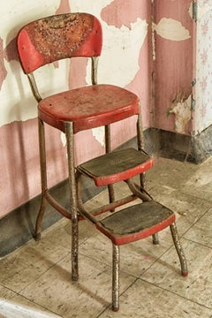" Absent ", contemporain, abandonné, chaise vintage, rouge, photographie couleur, 2016.