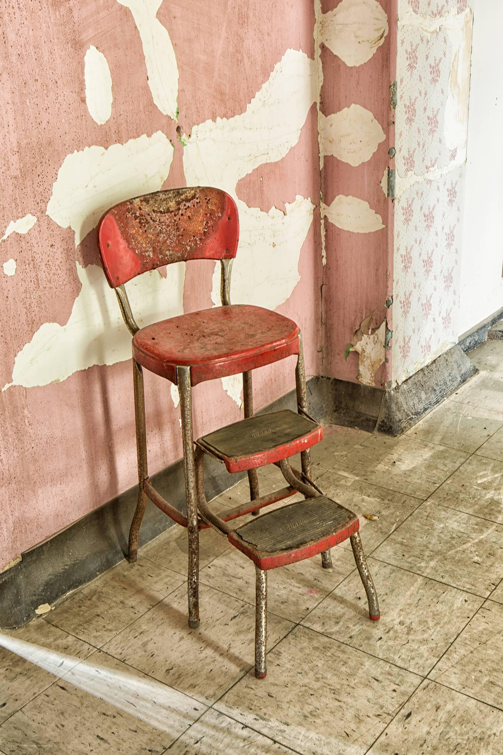 „Absent“, verlassener, Metalldruck, Vintage, Stuhl, rot, rosa, Farbfotografie