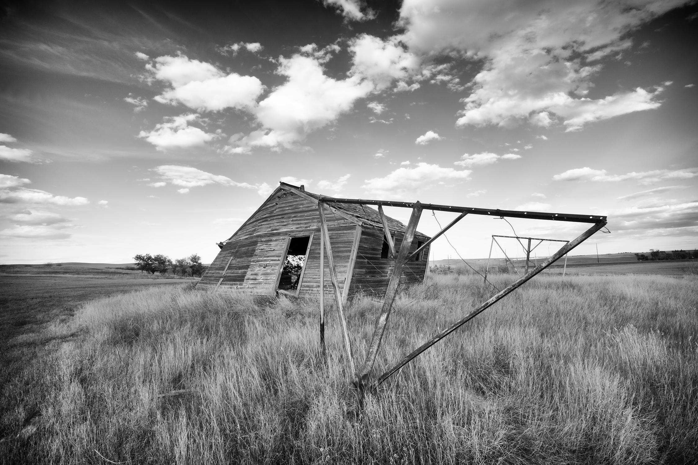 Rebecca Skinner Landscape Photograph – "Alkabo II", zeitgenössisch, Landschaft, North Dakota, schwarz, weiß, Fotografie