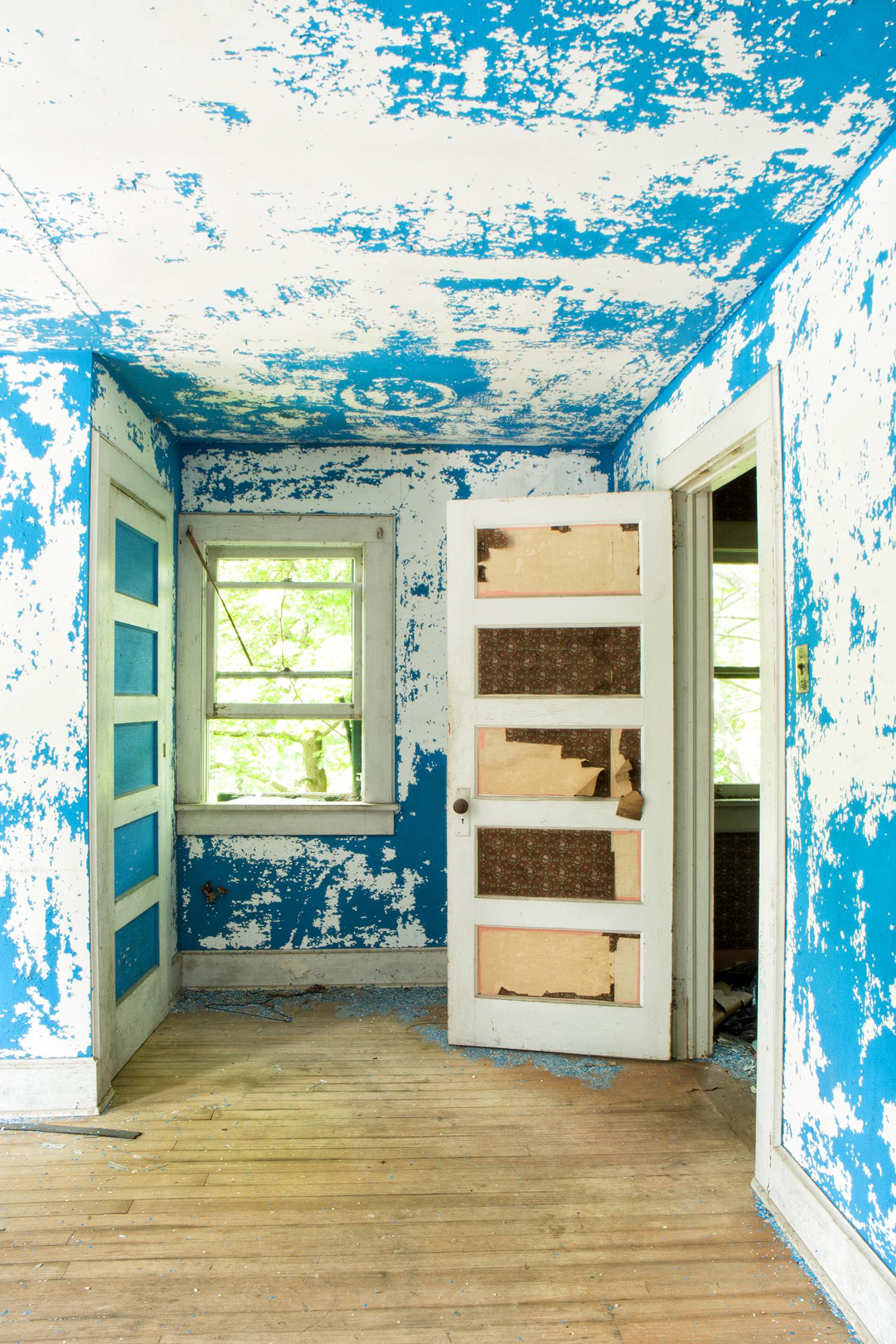 "Habitación Azul", Contemporáneo, Interior, Granja, Puerta, Impresión en metal, Fotografía - Photograph de Rebecca Skinner