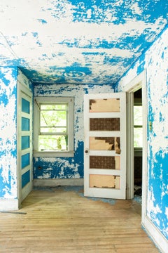 "Blue Room", zeitgenössisch, innen, Bauernhaus, Tür, Metalldruck, Fotografie