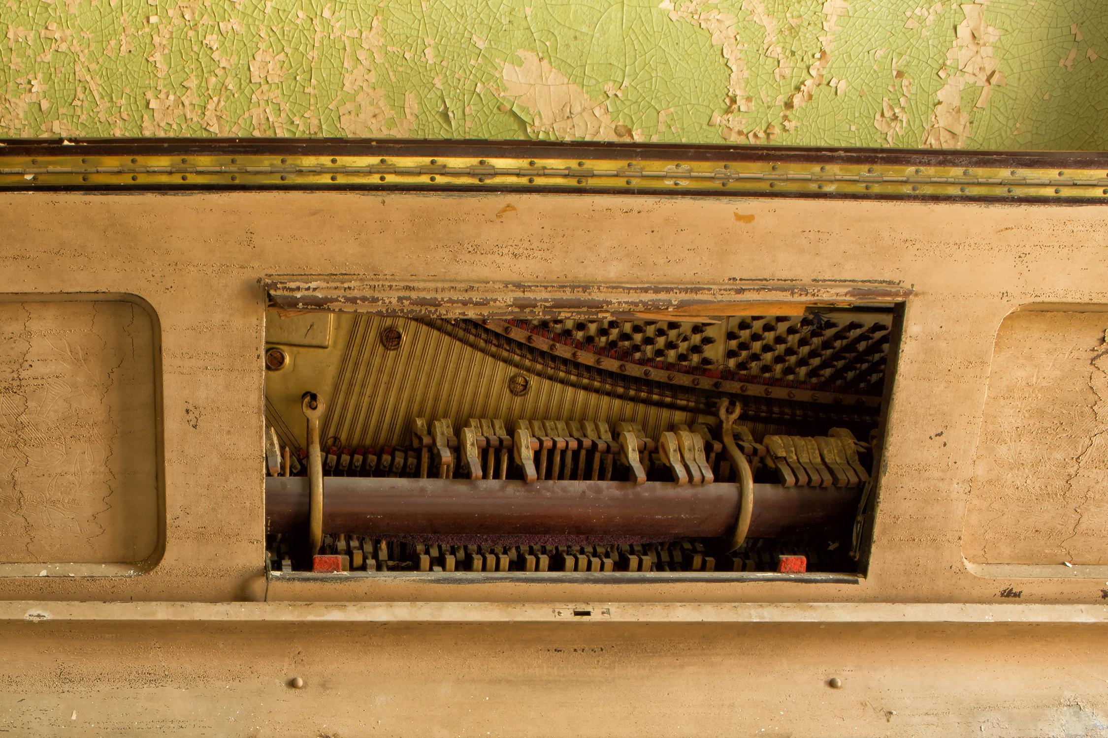 „Circumstance“, Farbfotografie, Klavier, verlassen, Pfirsich, Grün, Metalldruck (Braun), Color Photograph, von Rebecca Skinner