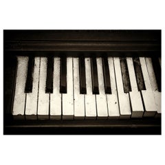 "Cold Keys", contemporain, noir, blanc, vintage, piano, impression métallique, photographie.