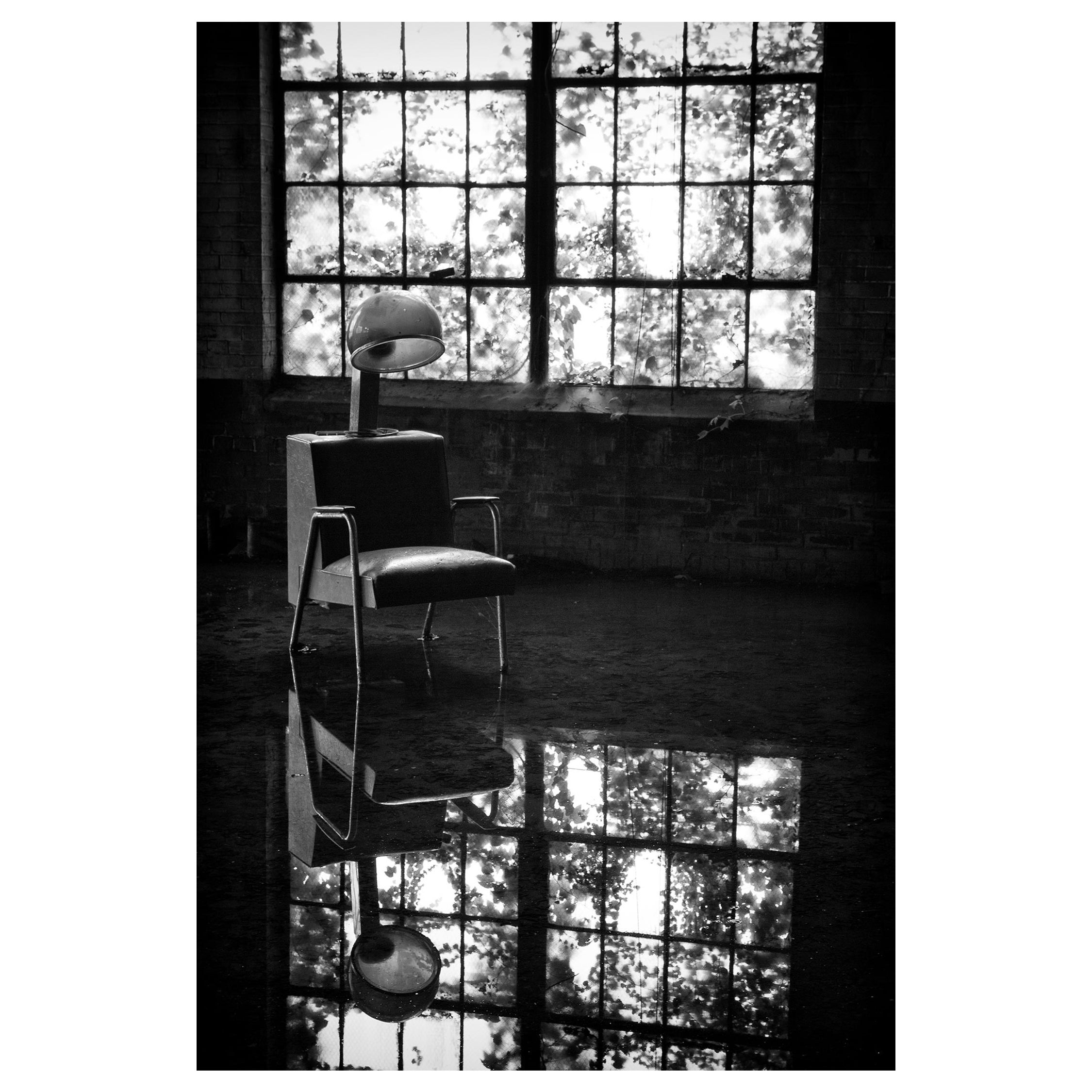 Rebecca Skinner Black and White Photograph – „Contradiction“, verlassen, Fabrik, Salon, Haar trocknen, Vintage, Fotografie
