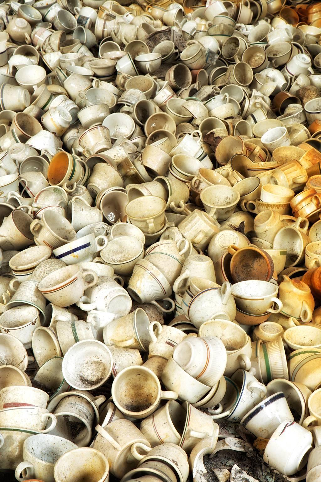 Rebecca Skinner Still-Life Photograph – "Crowded", zeitgenössisch, verlassen, Porzellan, Fabrik, Tassen, Industrie, Farbfoto