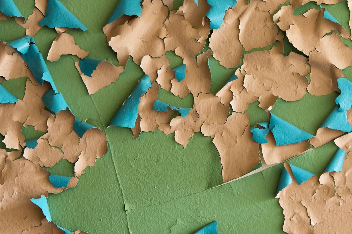 „Crumbling“, abstrakt, blassen Farbe, grün, blau, pfirsich, Farbfotografie (Abstrakt), Photograph, von Rebecca Skinner