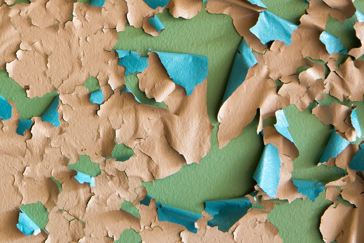 „Crumbling“, abstrakt, blassen Farbe, grün, blau, pfirsich, Farbfotografie im Angebot 2