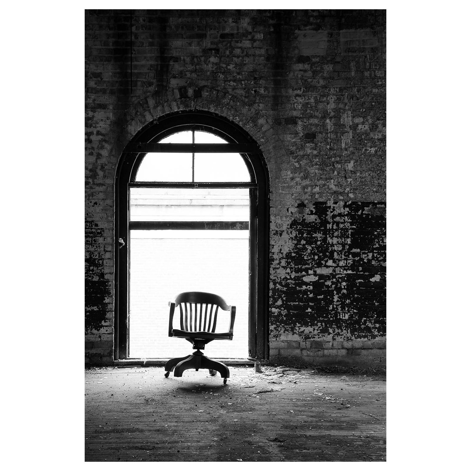 "Dancing Chair", fotografia contemporanea, in bianco e nero, fabbrica, industriale