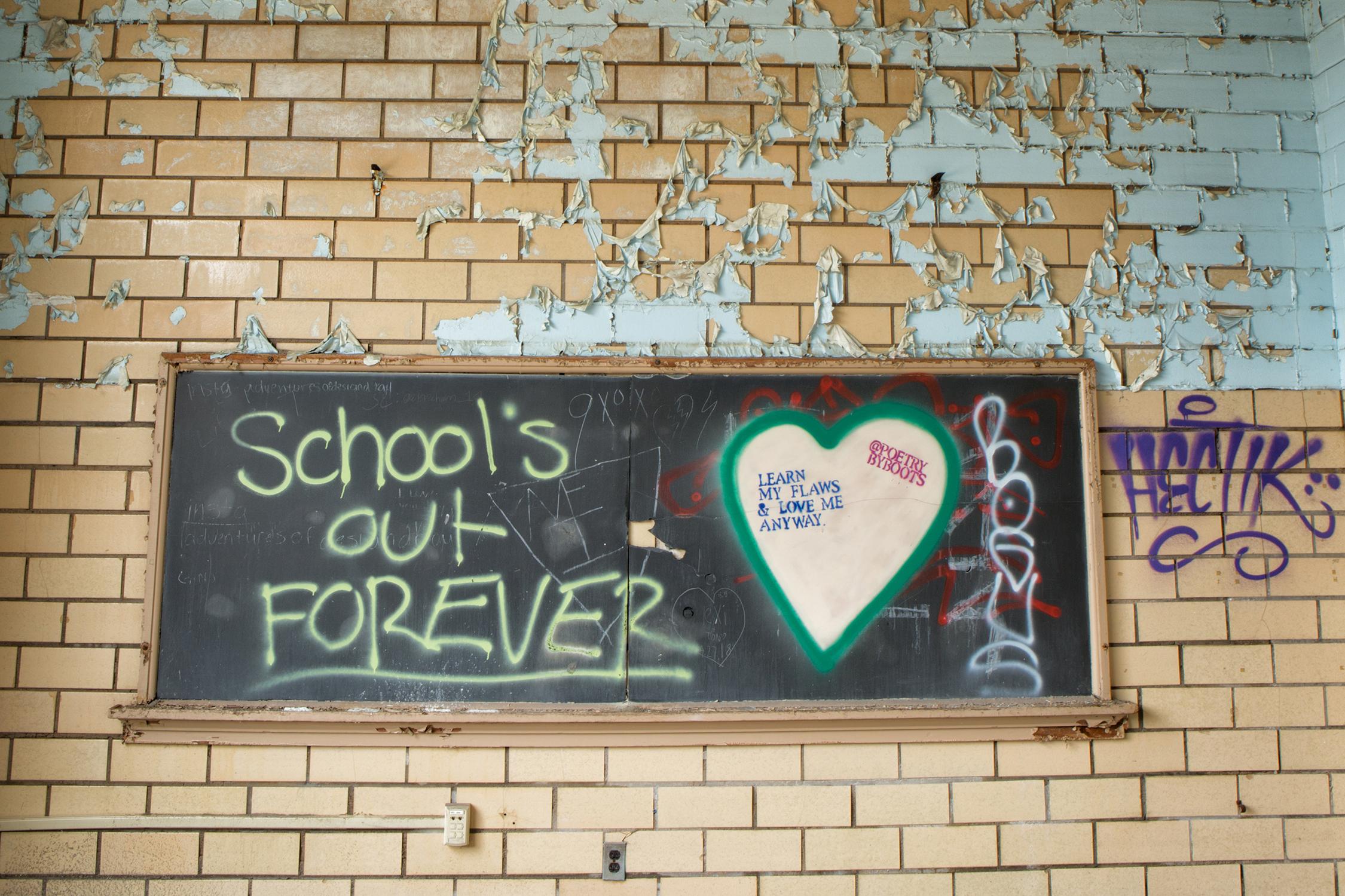 « Disorderly », abandonné, école, graffiti, carton de peinture, bleu, photographie couleur - Photograph de Rebecca Skinner