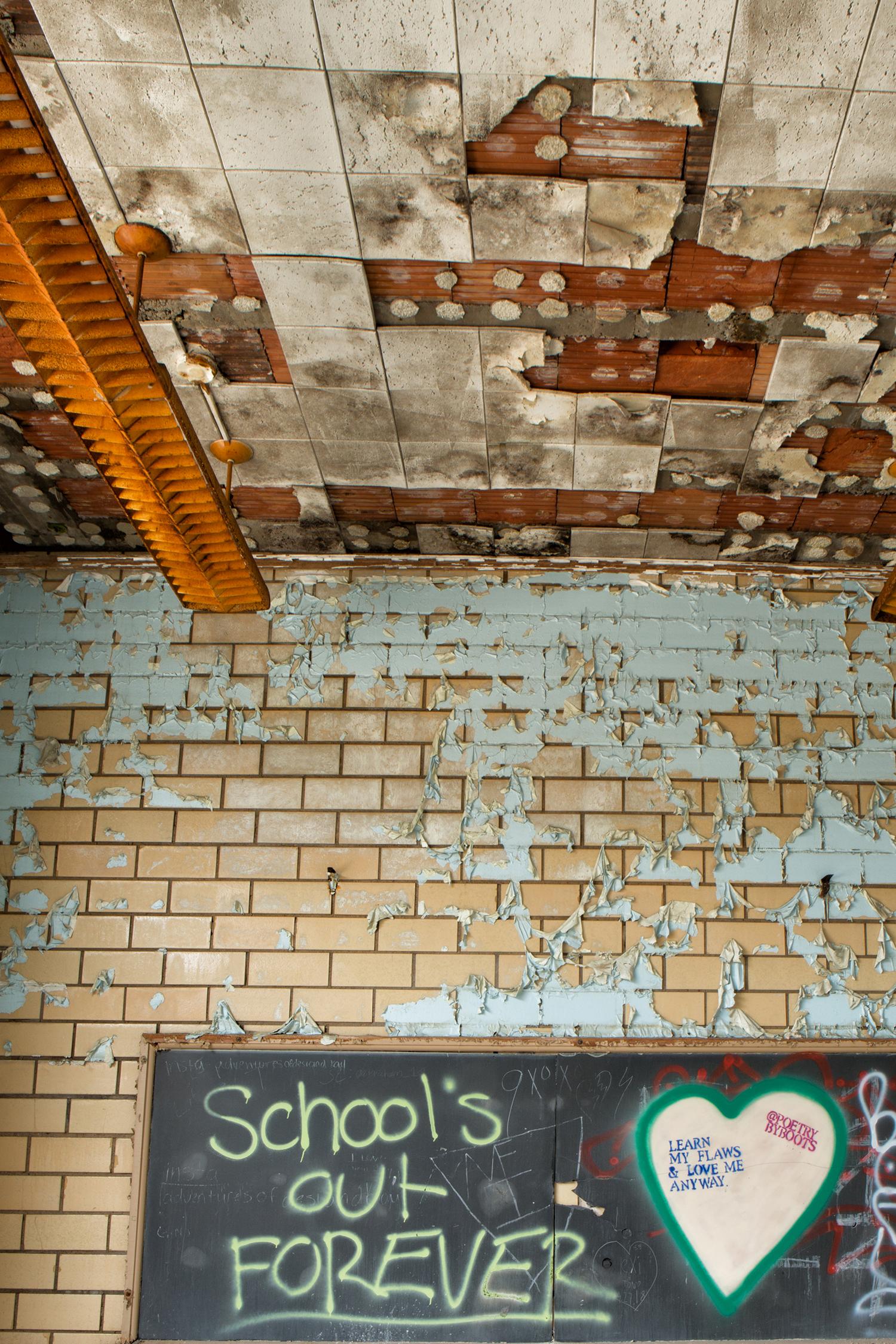« Disorderly », abandonné, école, graffiti, carton de peinture, bleu, photographie couleur - Contemporain Photograph par Rebecca Skinner