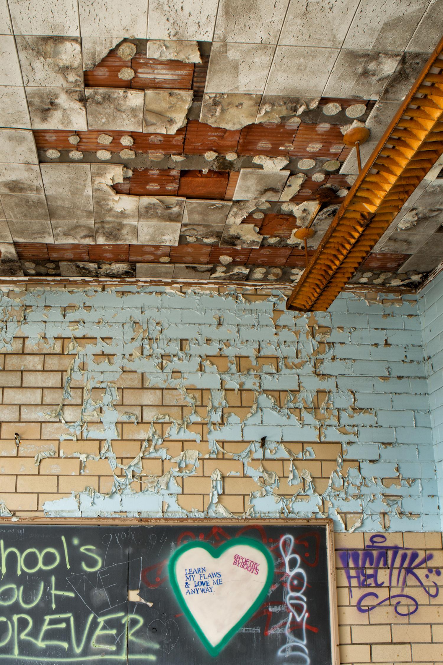 « Disorderly », abandonné, école, graffiti, carton de peinture, bleu, photographie couleur - Marron Color Photograph par Rebecca Skinner