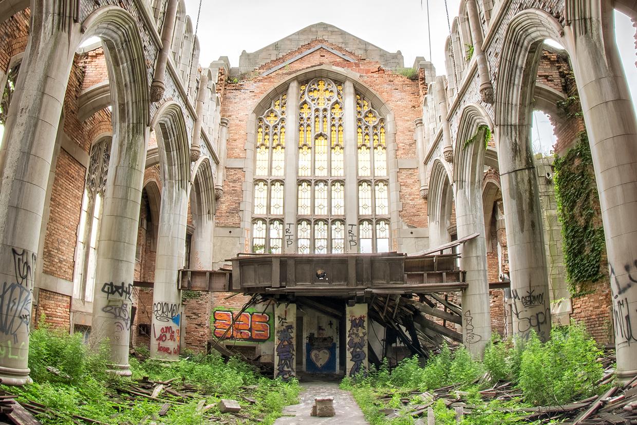 „Divine“, verlassene Kirche, Metalldruck, urbex, Indiana, Farbfoto (Zeitgenössisch), Photograph, von Rebecca Skinner