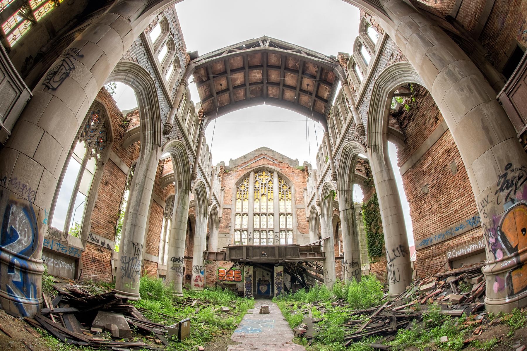 Rebecca Skinner Color Photograph – „Divine“, verlassene Kirche, Metalldruck, urbex, Indiana, Farbfoto