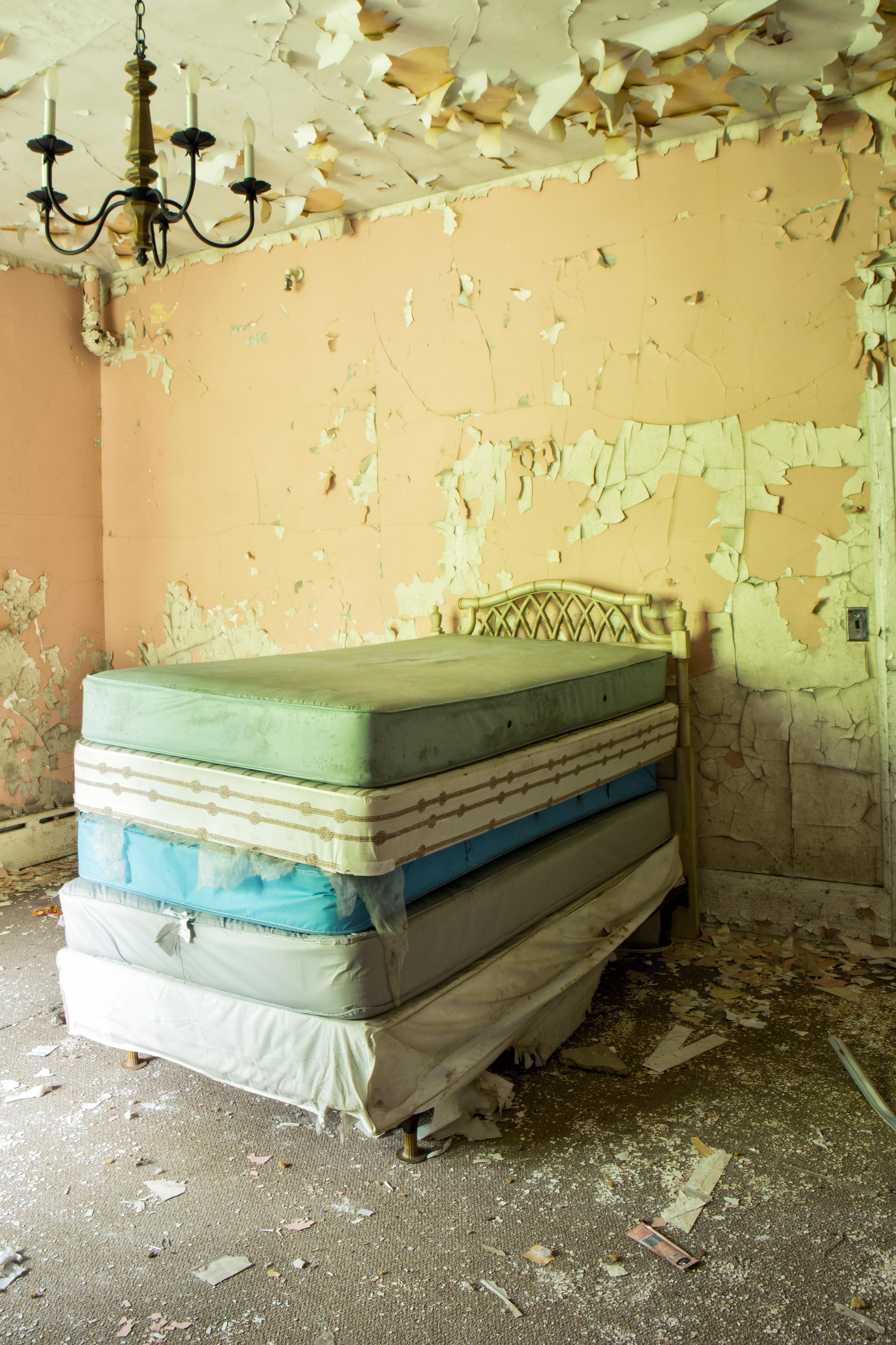 "Dream", Zeitgenössisch, Verlassen, Matratzenbett, abblätternde Farbe, Farbfotografie